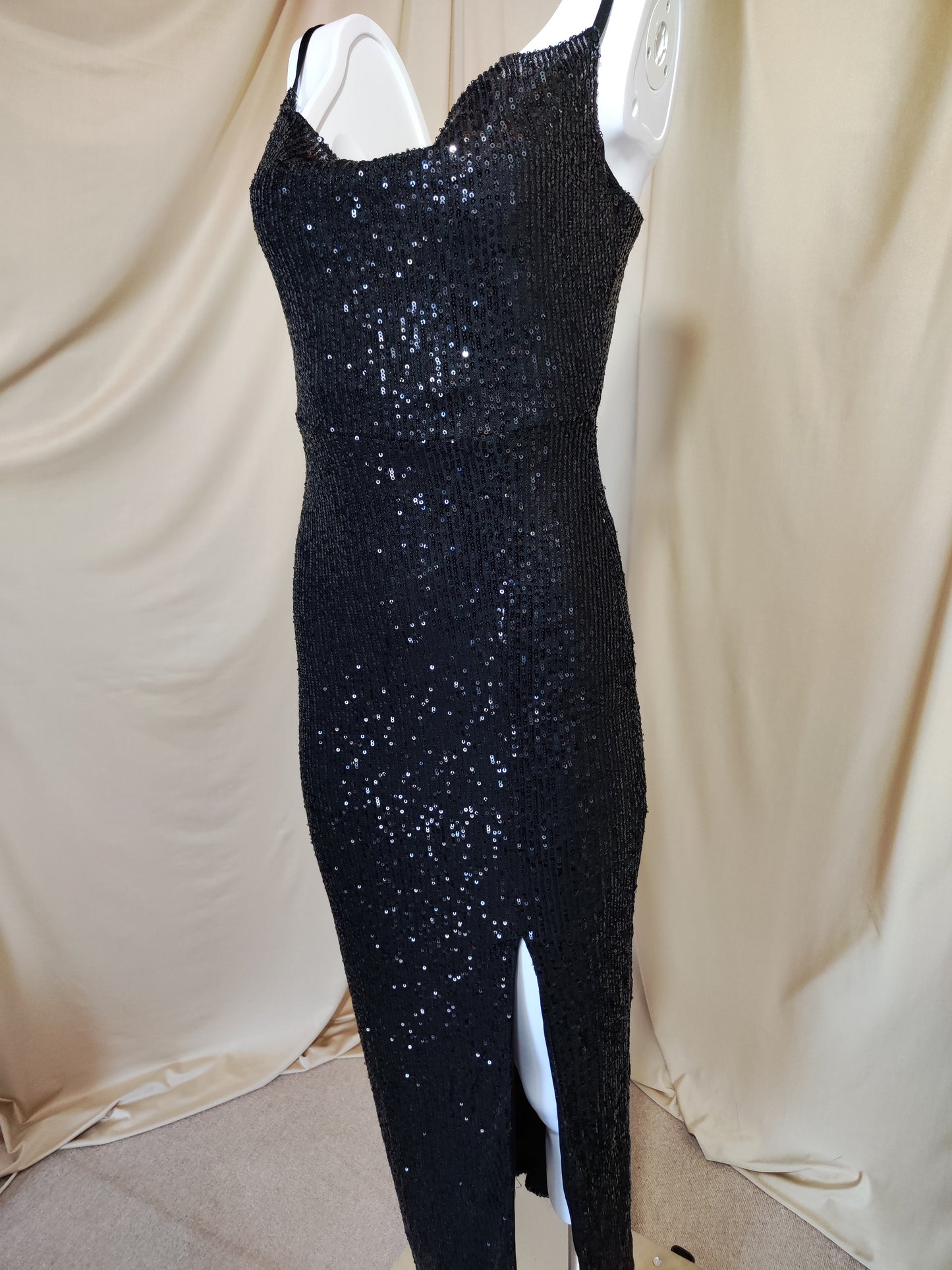 Elegantna duga haljina sa šljokicama i tankim naramenicama