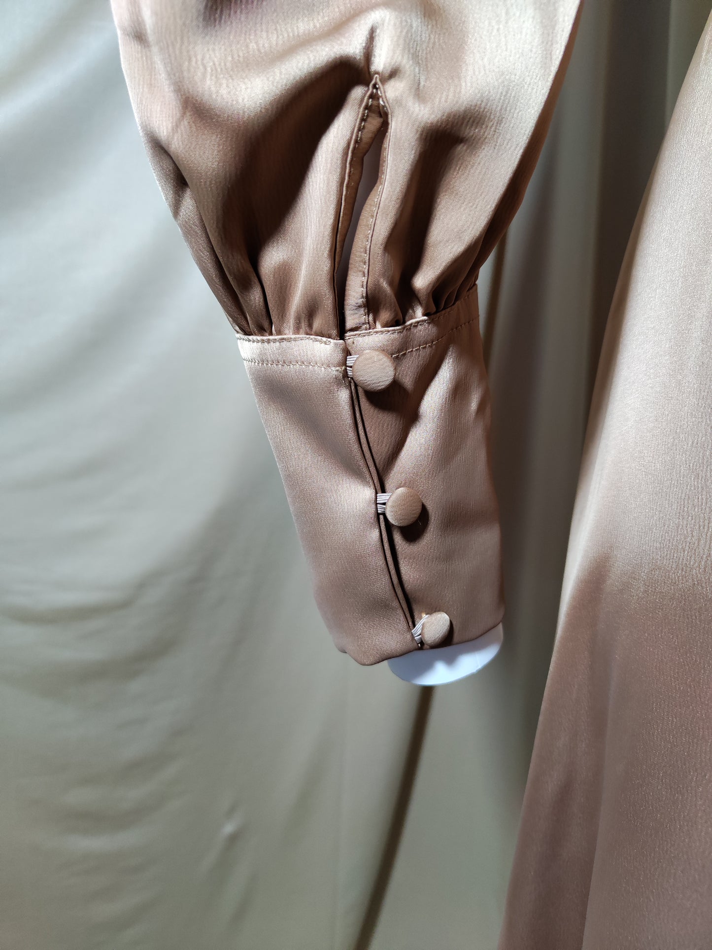 Bež satenska midi haljina s asimetričnim dizajnom