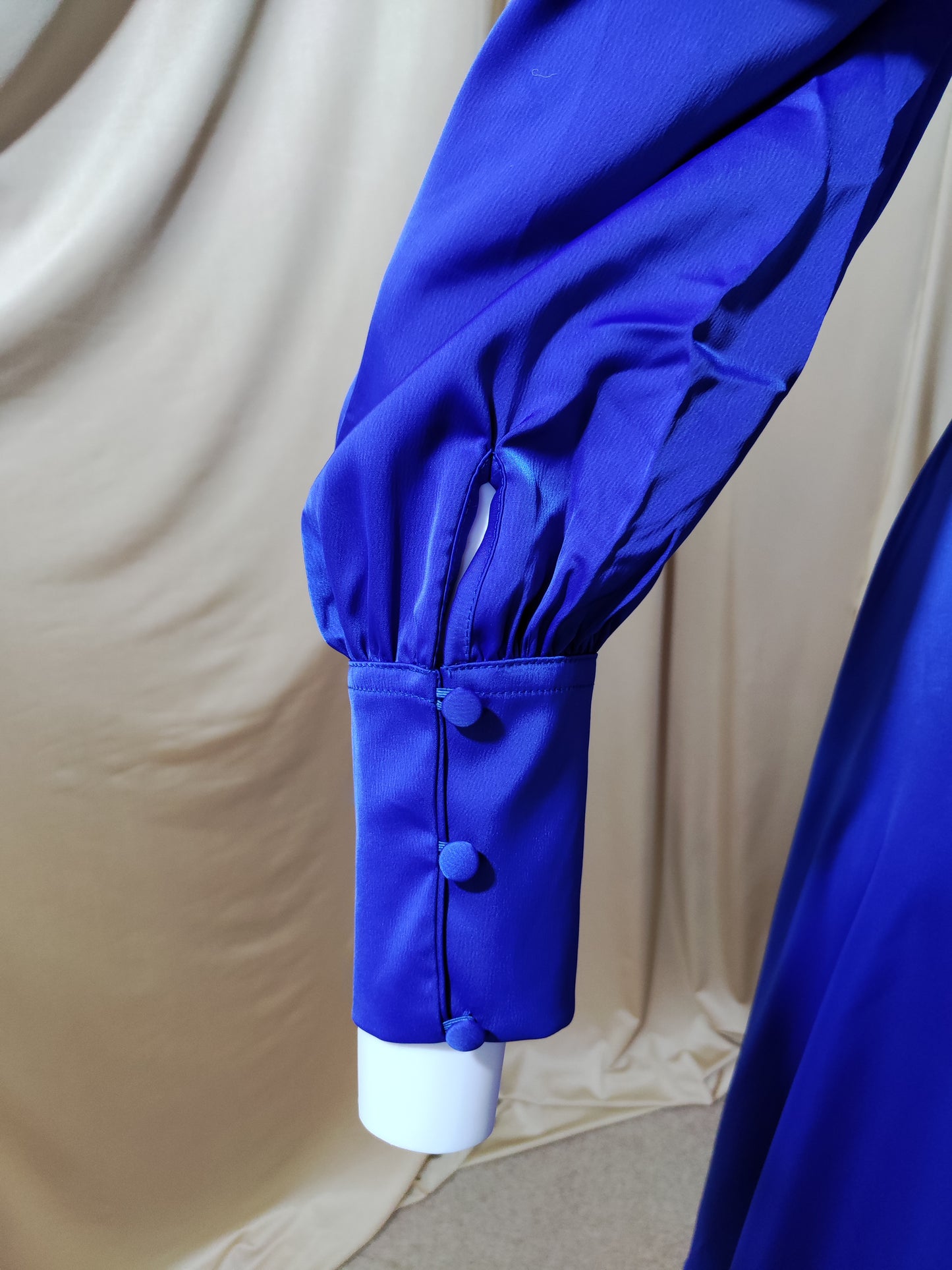 Plava satenska midi haljina s asimetričnim dizajnom