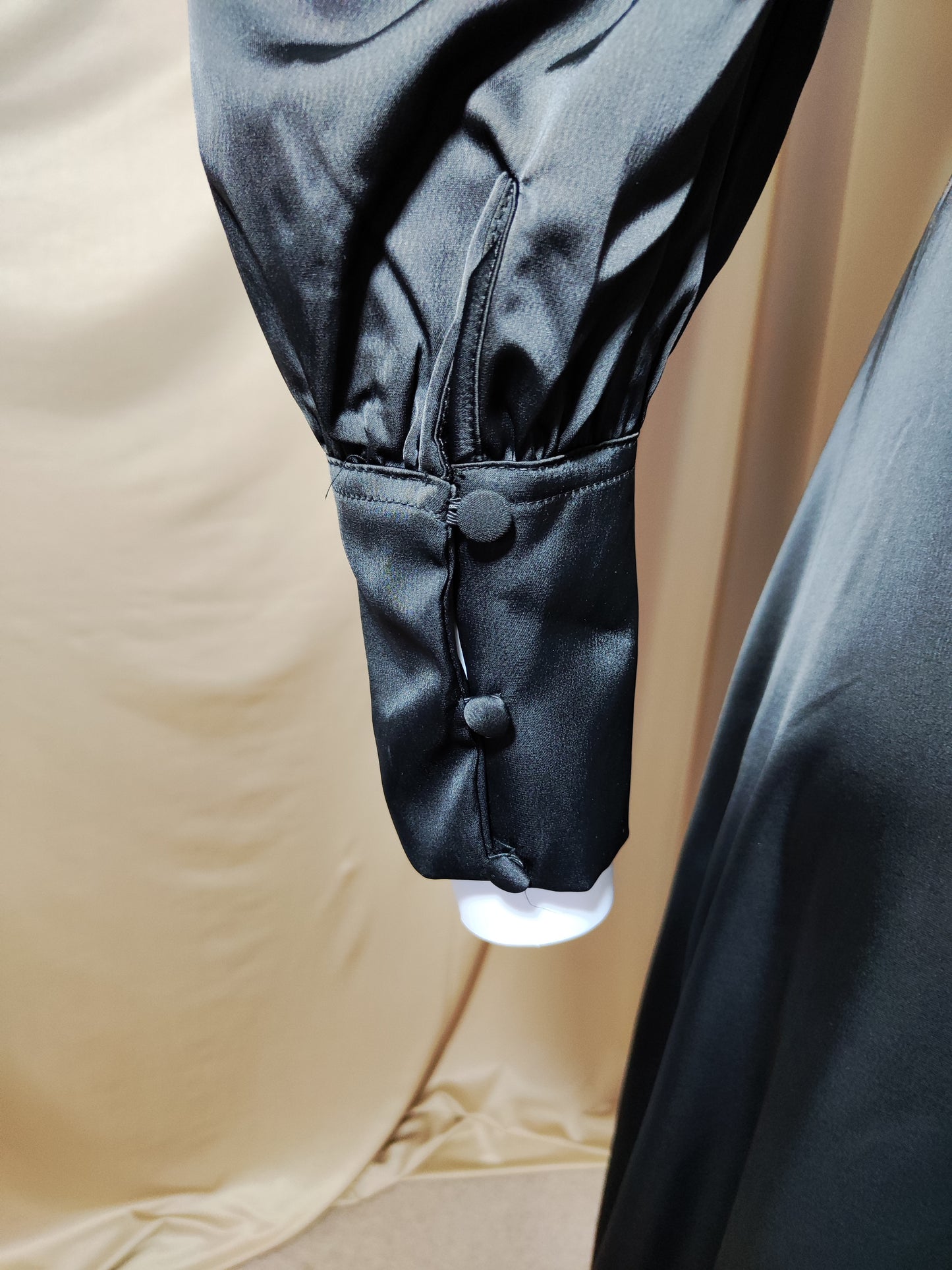 Crna satenska midi haljina s asimetričnim dizajnom