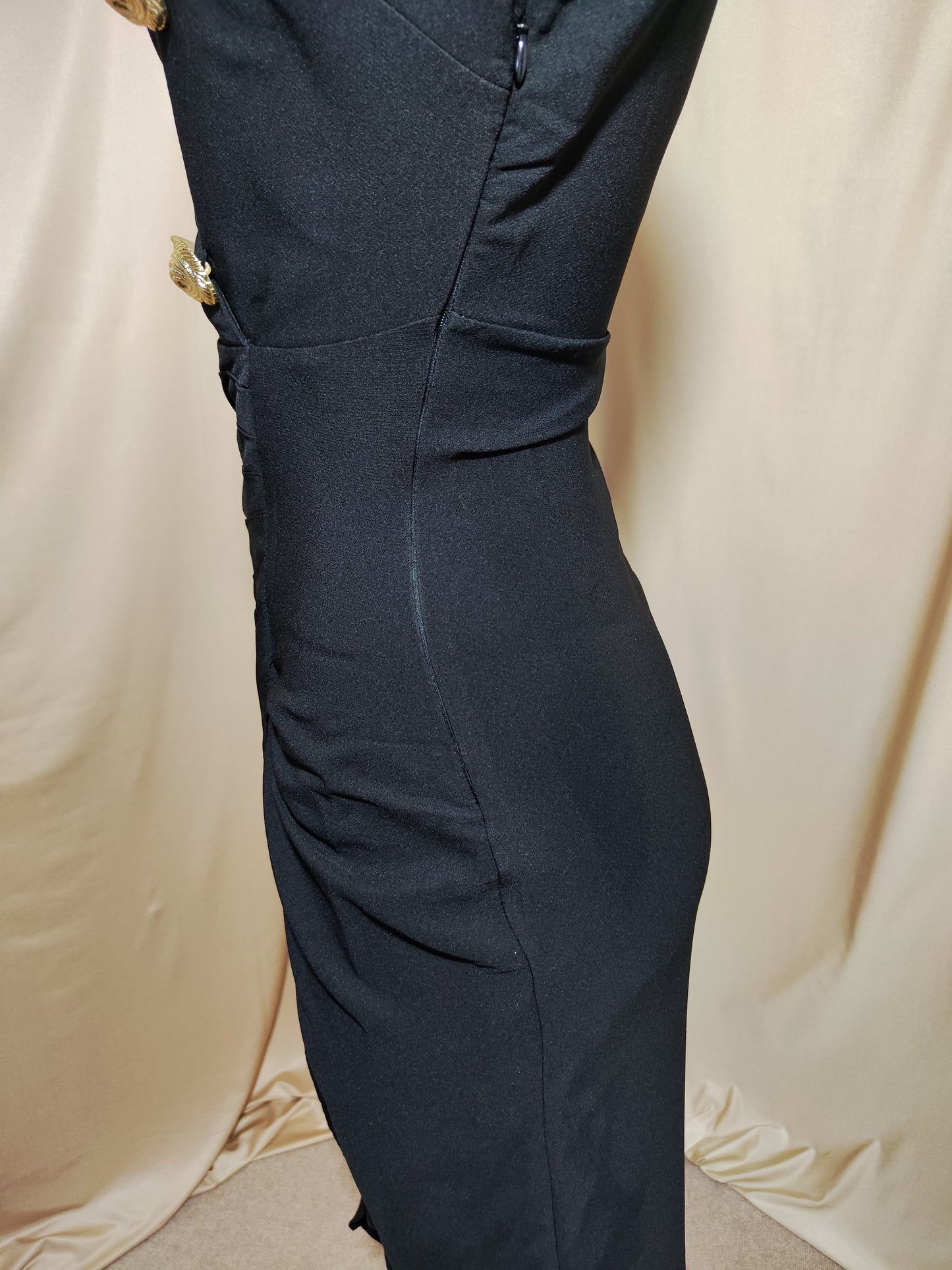 Crna midi haljina bez rukava sa zlatnim gumbima