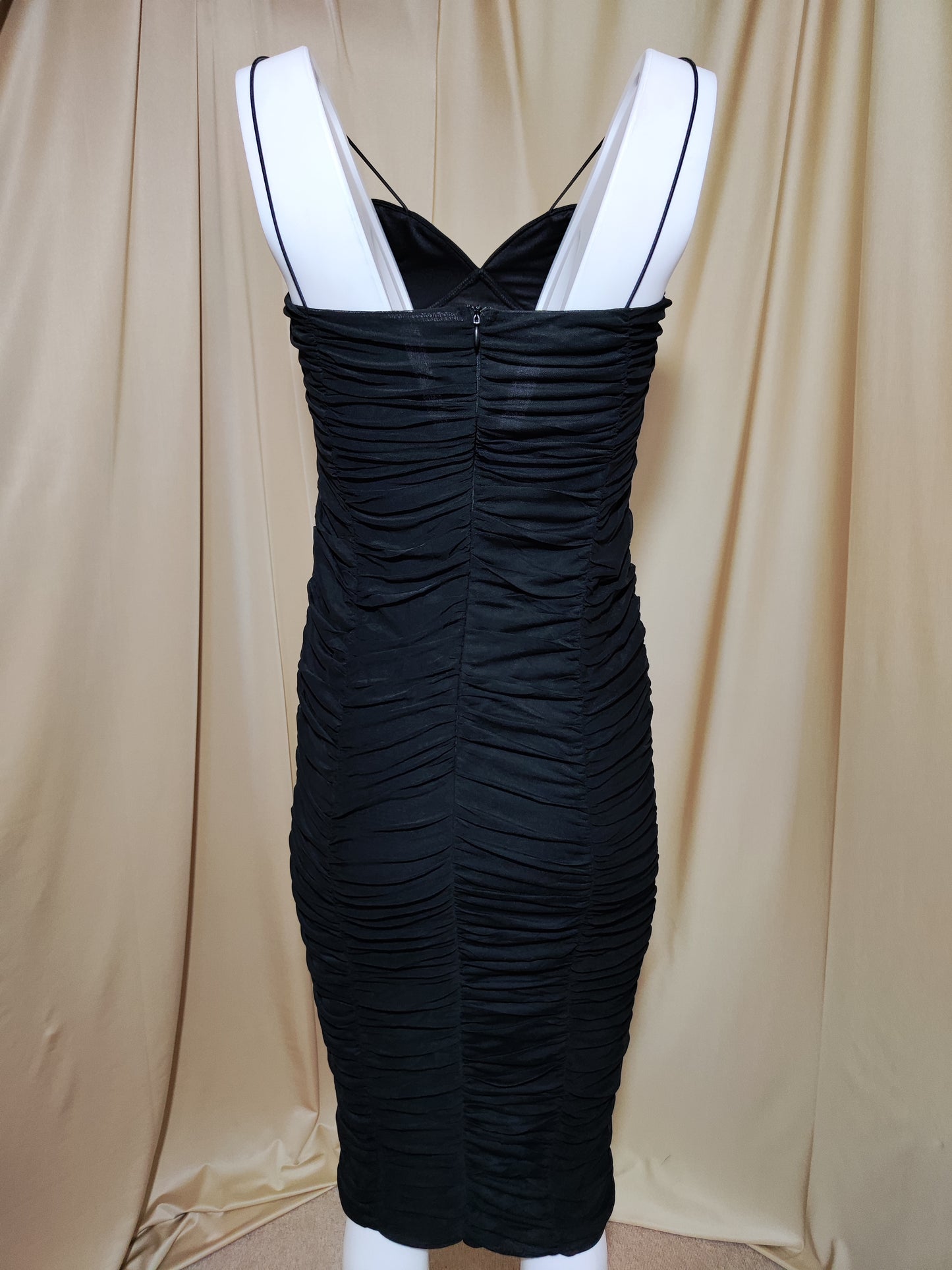 Crna uska haljina na bretele sa naborima