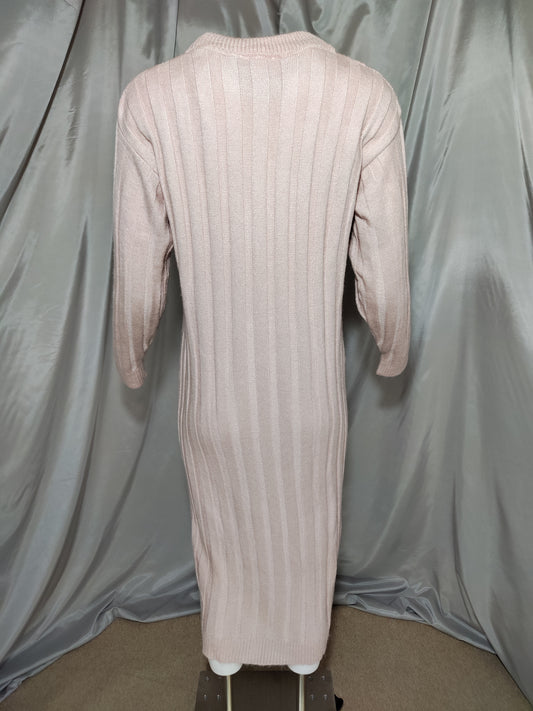 Rebrasta pletena haljina u rozoj nijansi