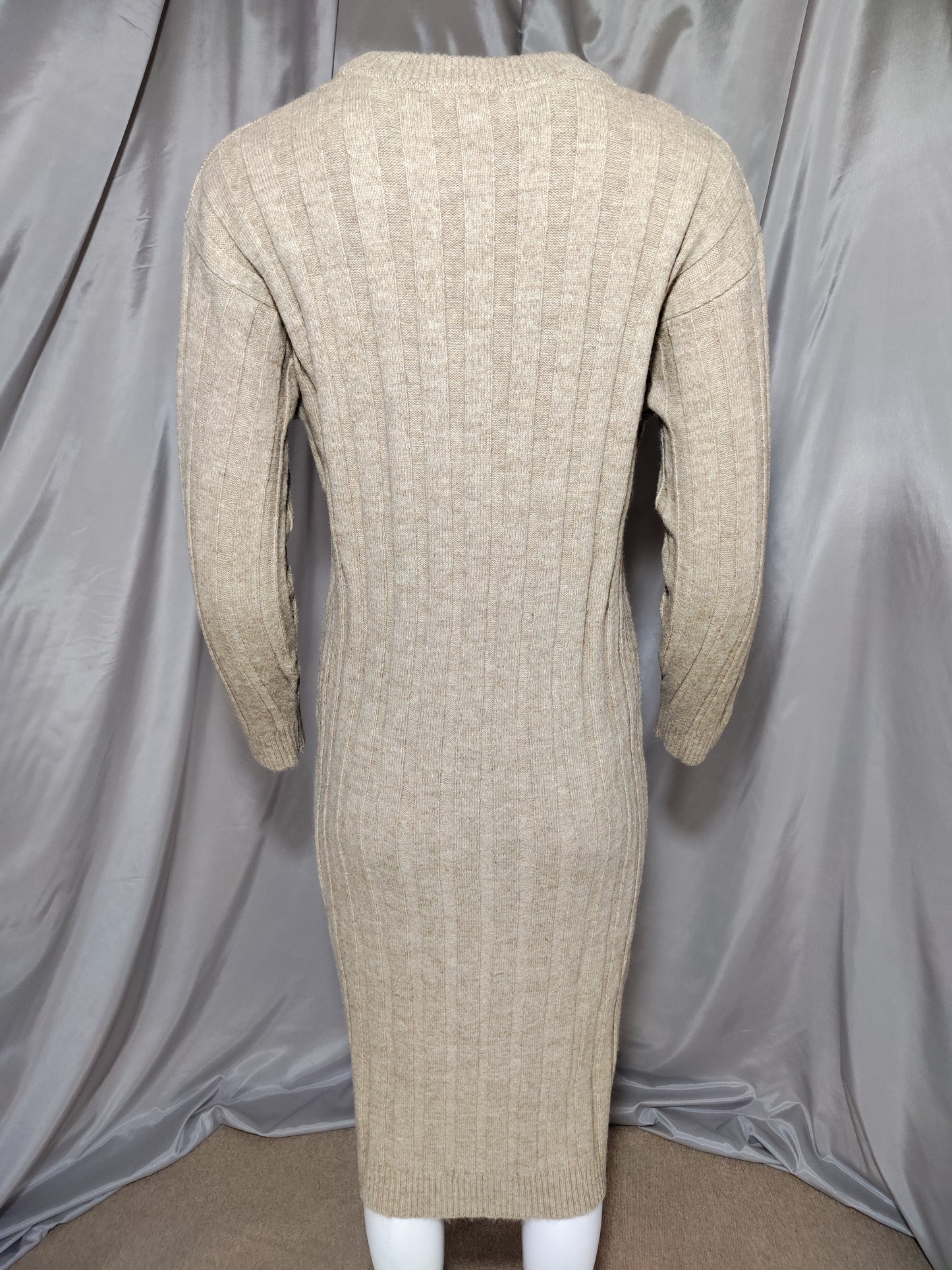 Bež pletena haljina s prugastom teksturom