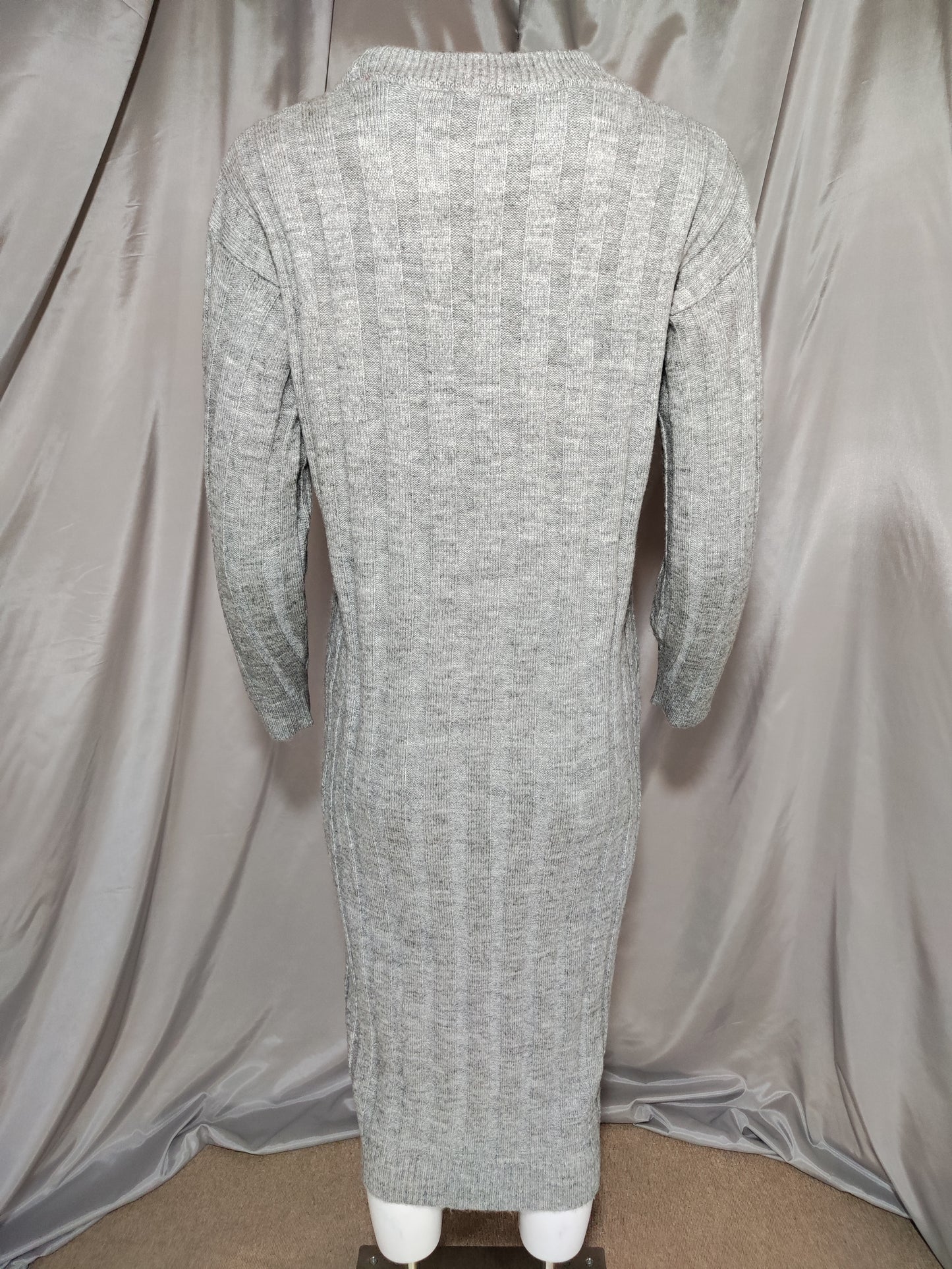 Siva pletena haljina s prugastom teksturom