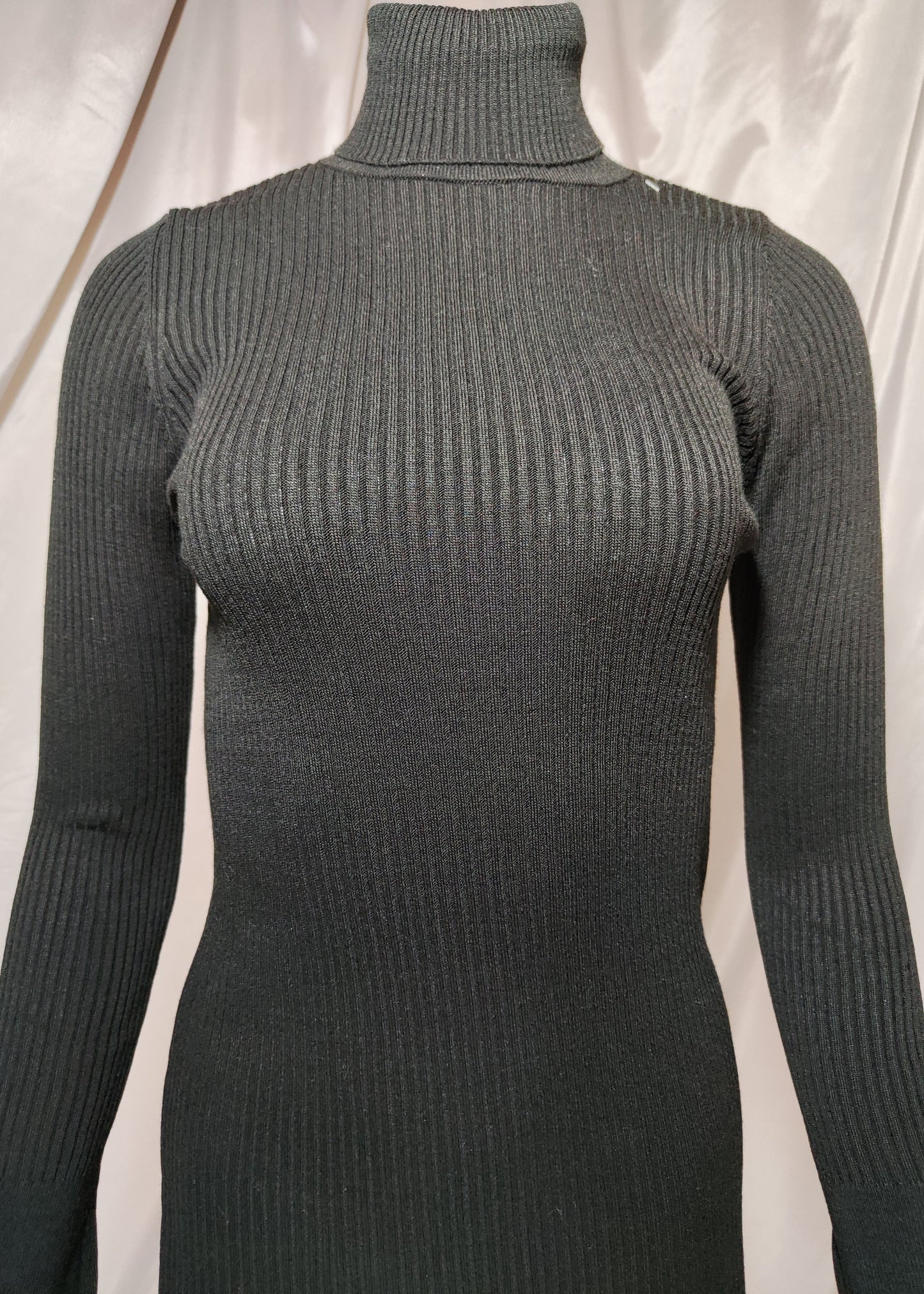 Crna rebrasta haljina s visokim ovratnikom i cirkonima na rukavima