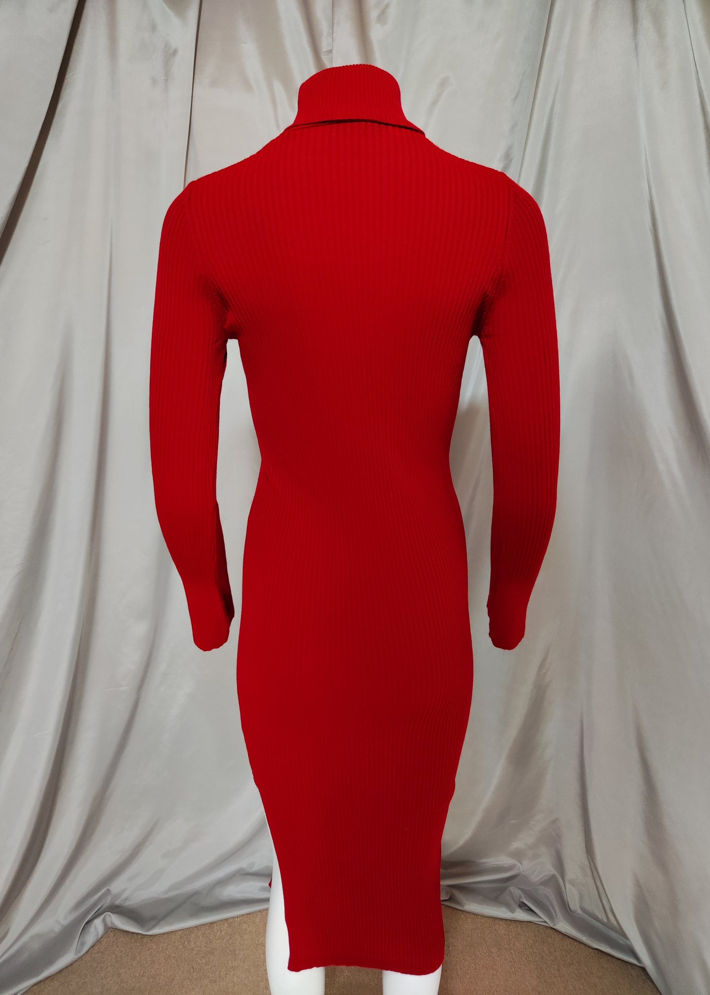 Crvena rebrasta haljina s visokim ovratnikom i cirkonima na rukavima