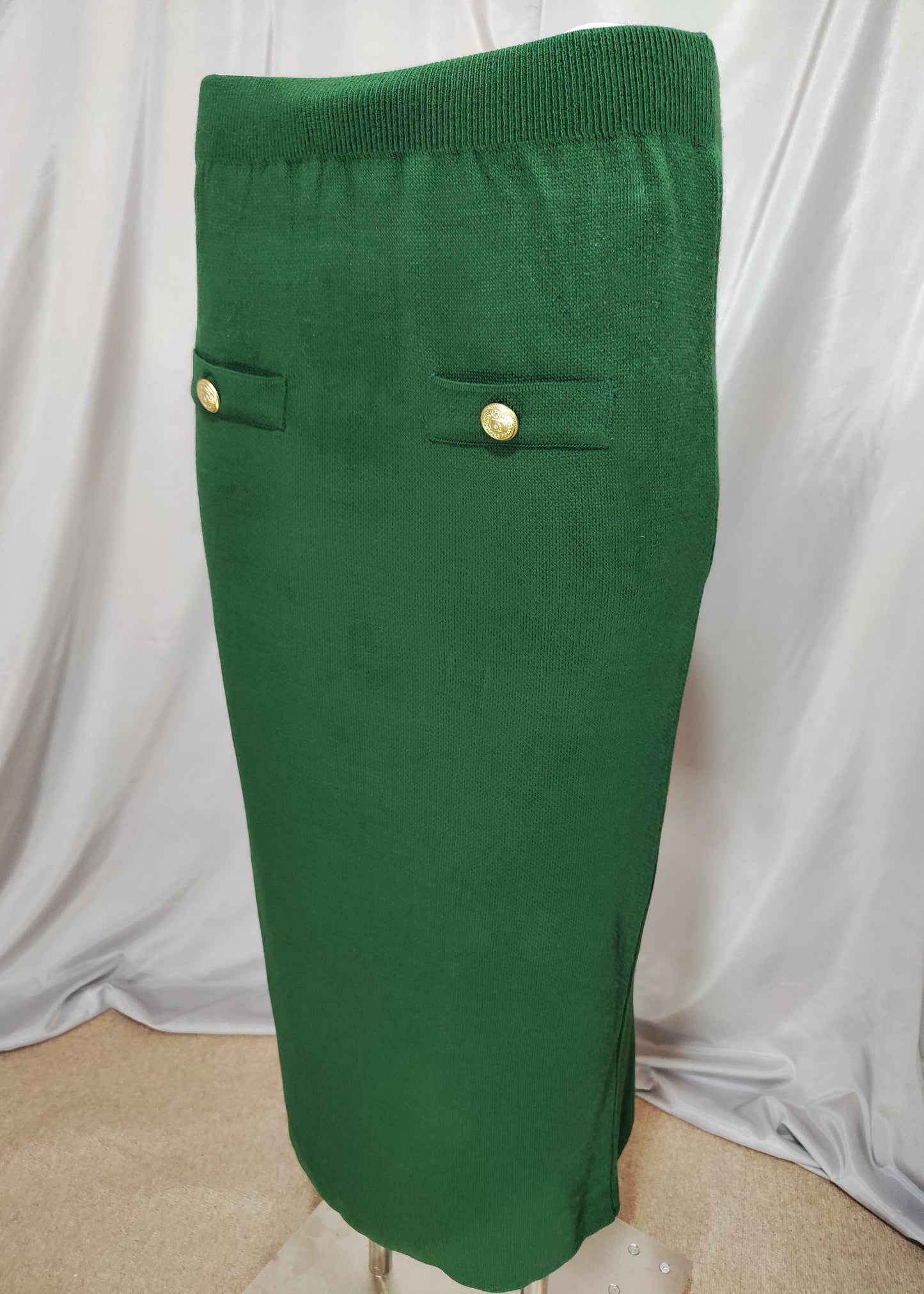 Tamnozeleni komplet sa zlatnim gumbima