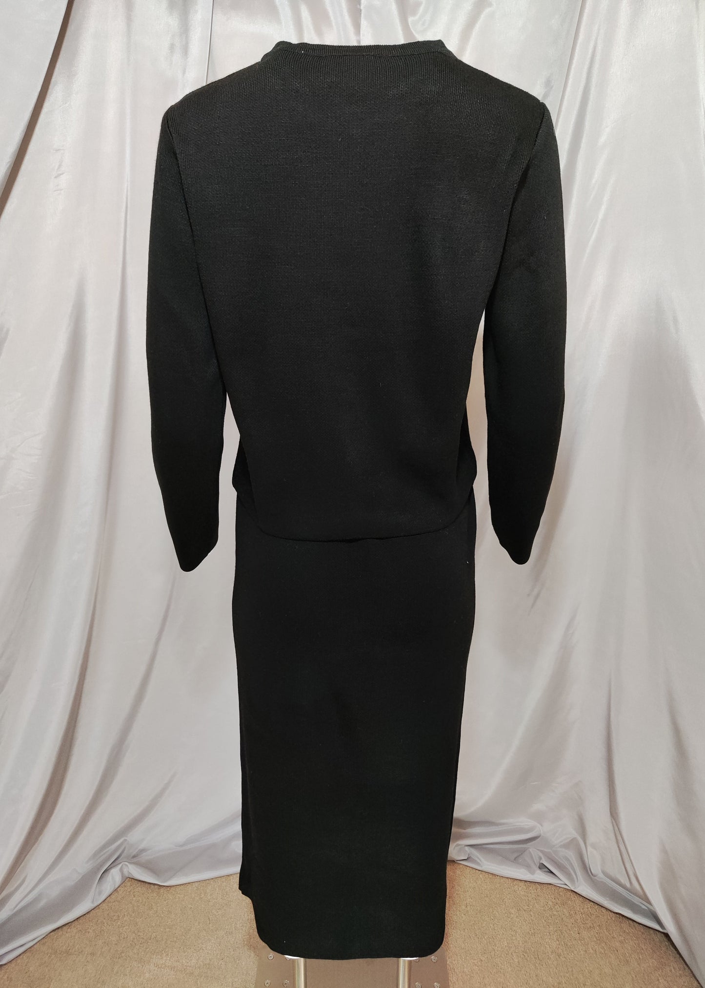 Crni komplet sa zlatnim gumbima