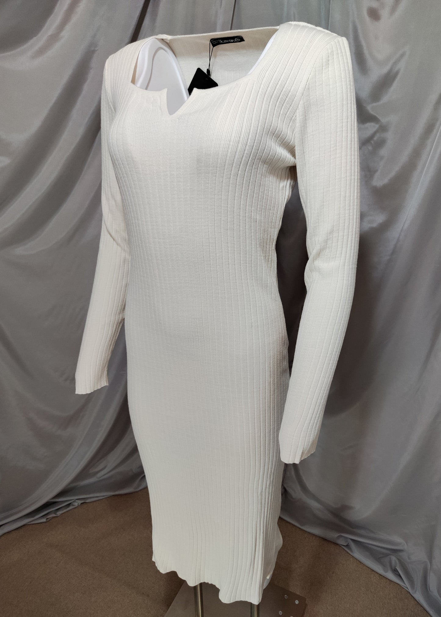 Bijela uska haljina s izrezom