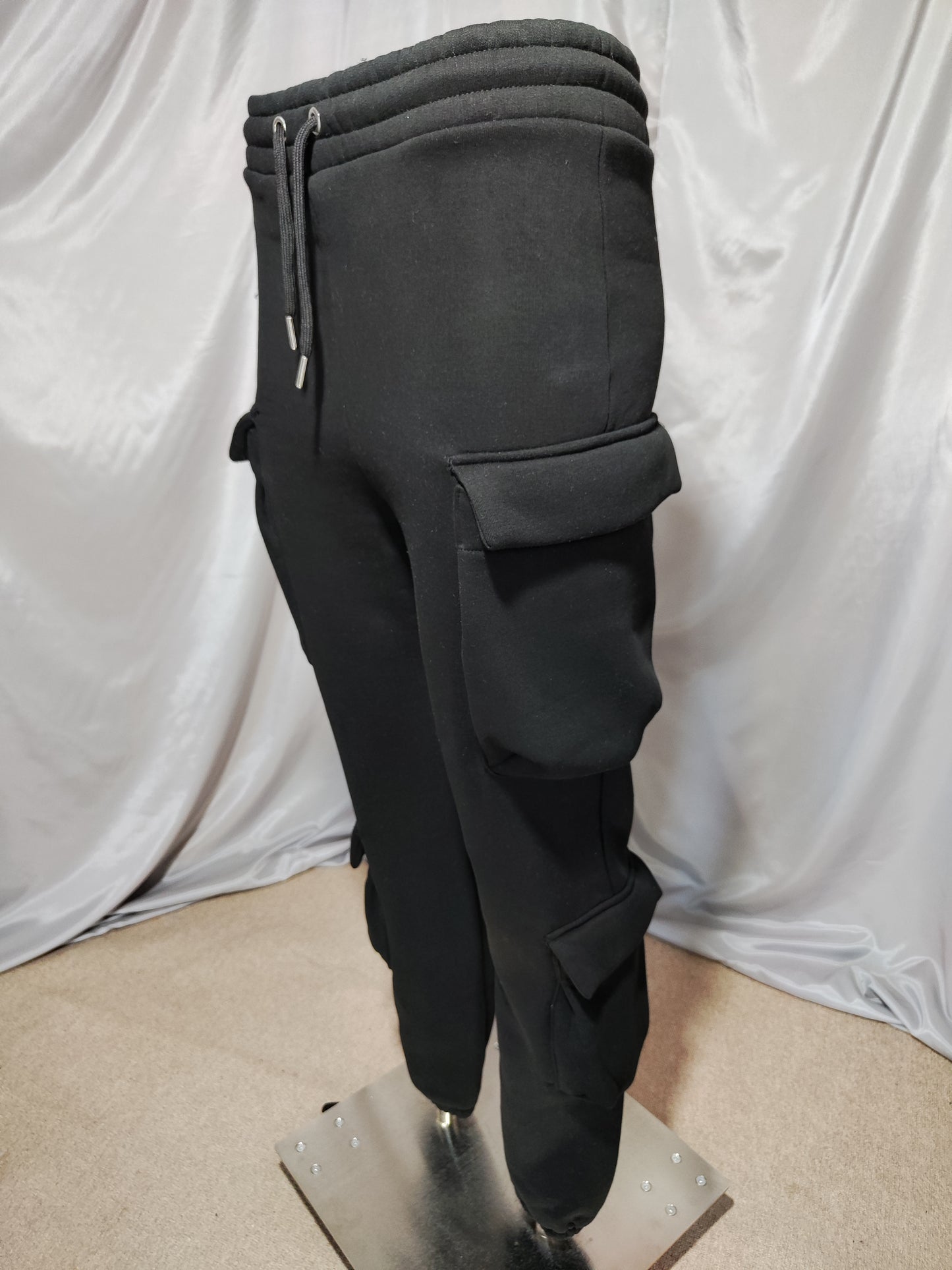 Crna trenirka s kapuljačom i bočnim džepovima