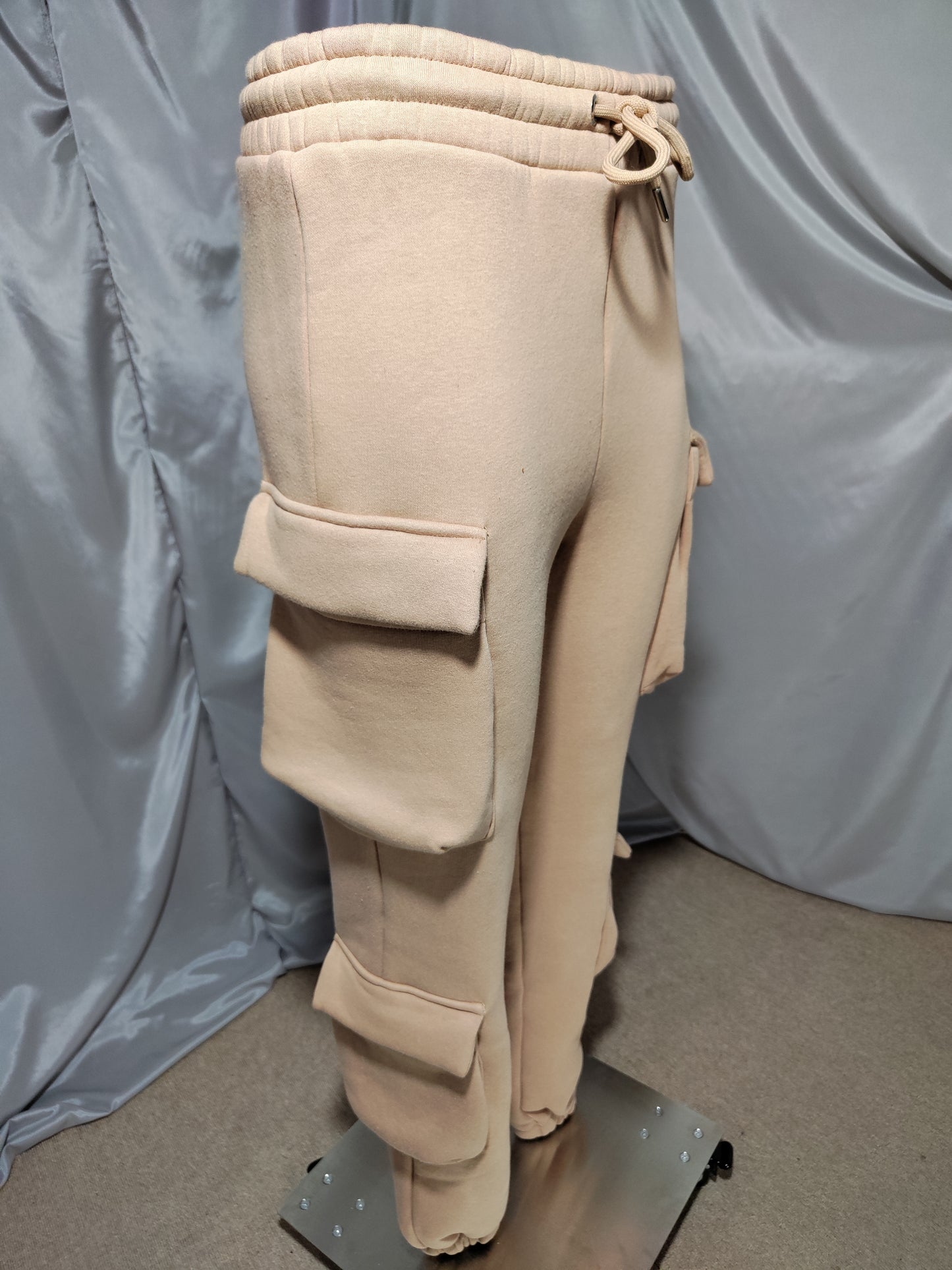 Bež trenirka s kapuljačom i bočnim džepovima