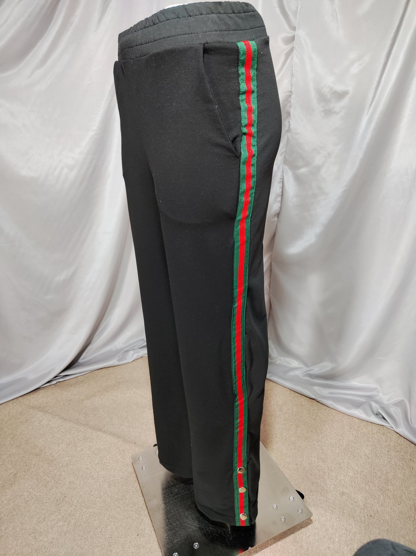 Crna trenirka s detaljima u crvenoj i zelenoj boji