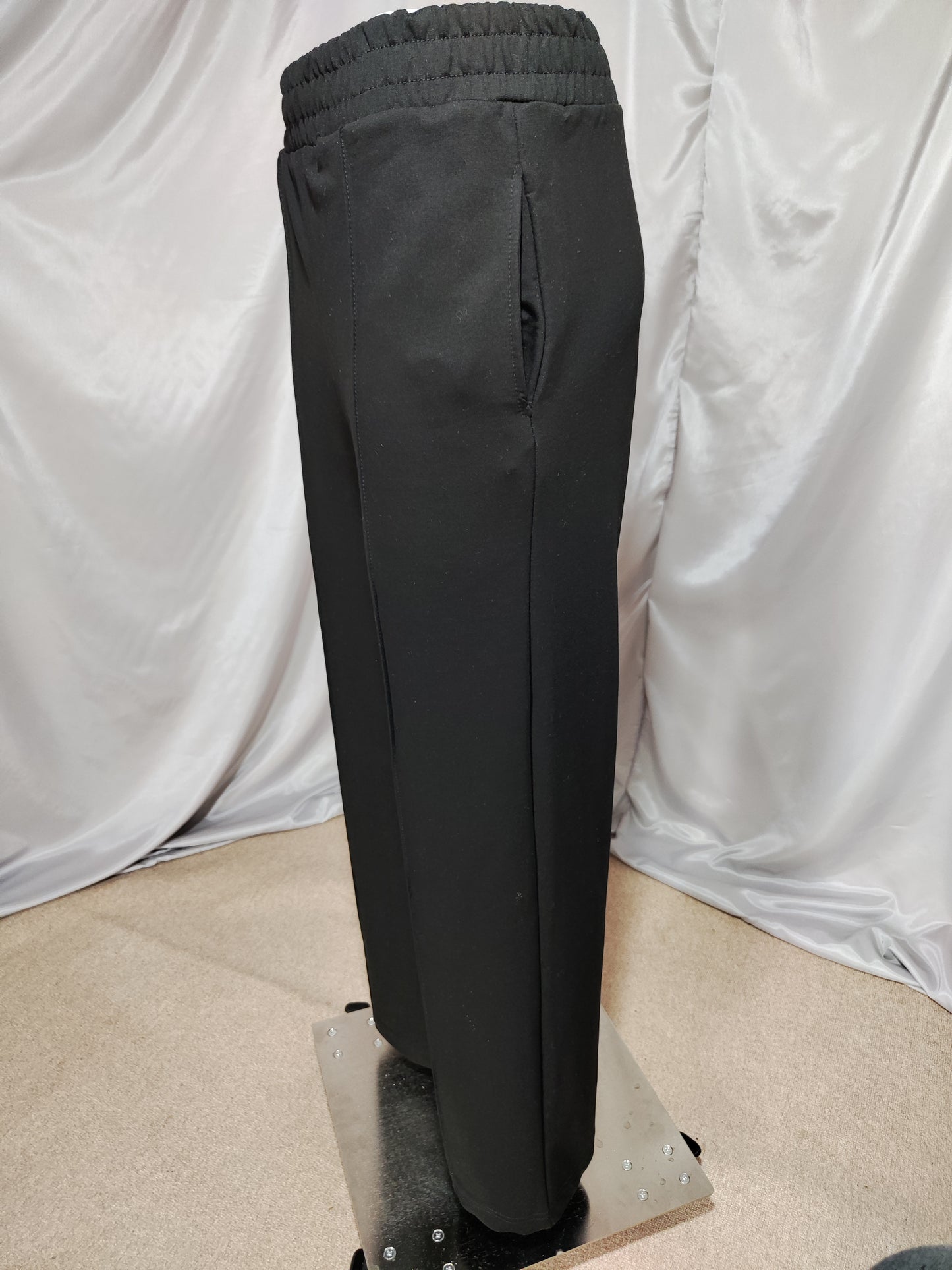 Crna trenirka s patentnim zatvaračem sa strane