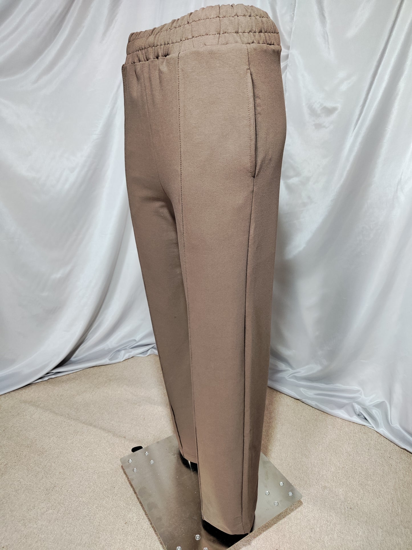 Smeđa trenirka s patentnim zatvaračem sa strane