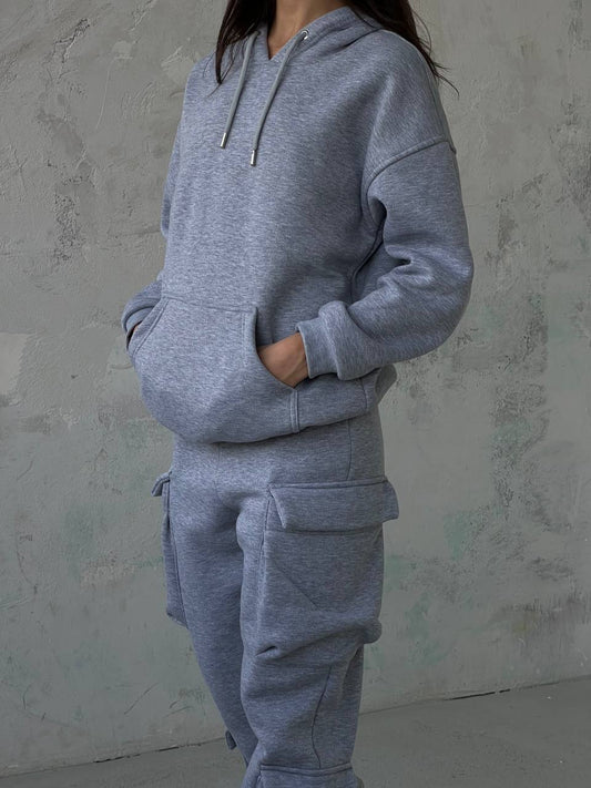 Siva trenirka s kapuljačom i bočnim džepovima