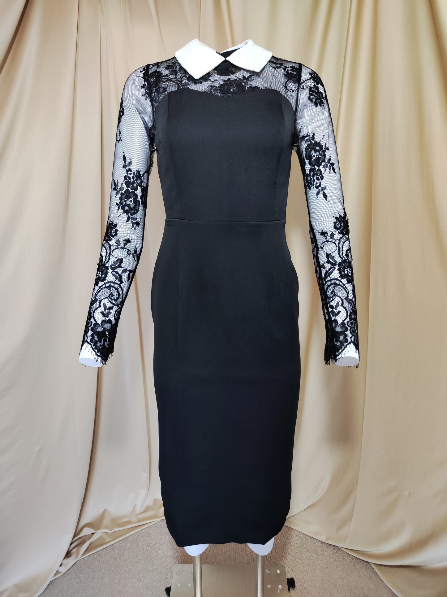 Crna elegantna haljina s čipkastim rukavima i bijelom kragnom