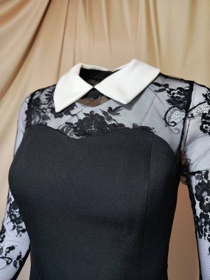 Crna elegantna haljina s čipkastim rukavima i bijelom kragnom