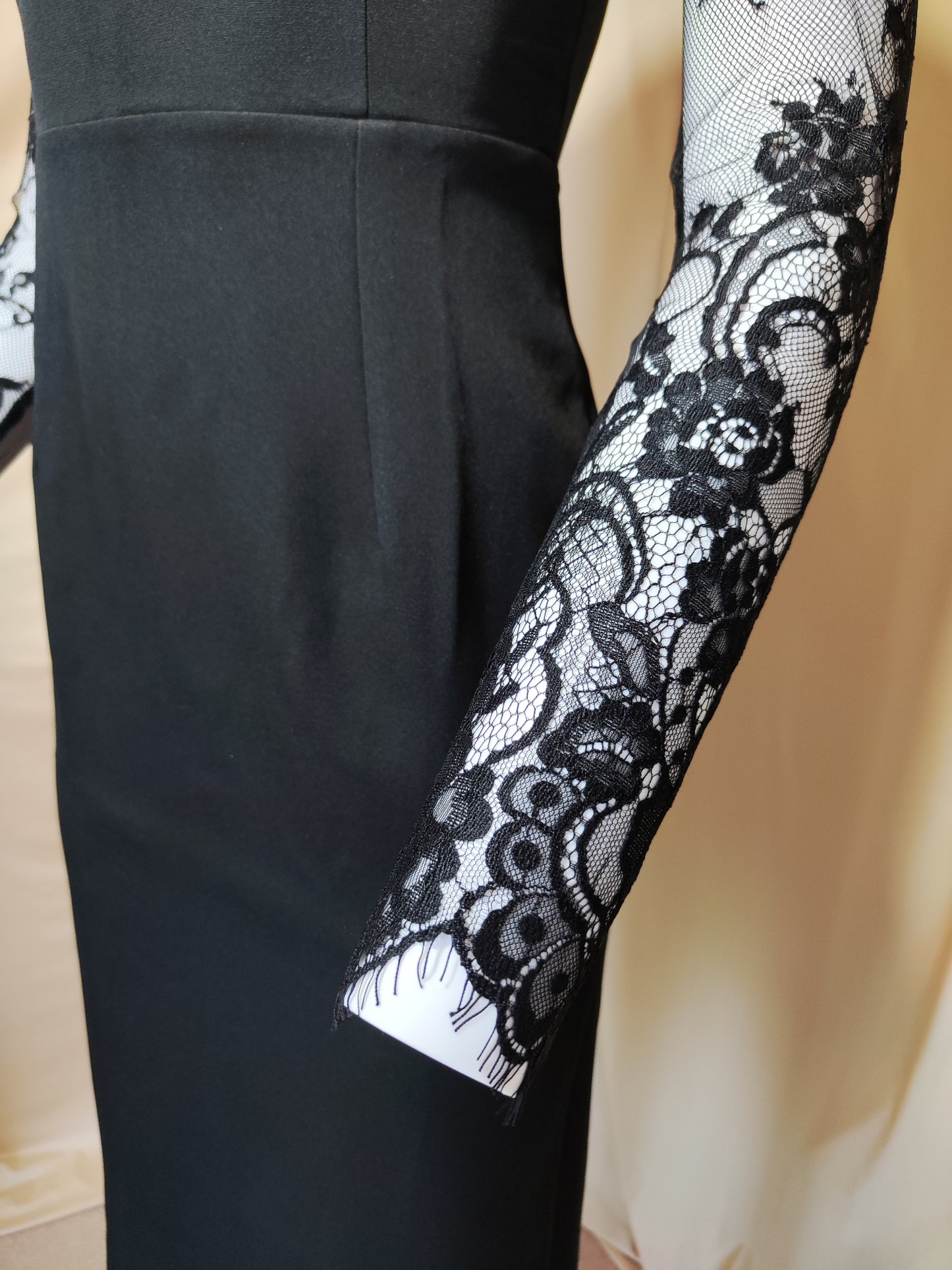 Crna elegantna haljina s čipkastim rukavima i bijelom kragnom