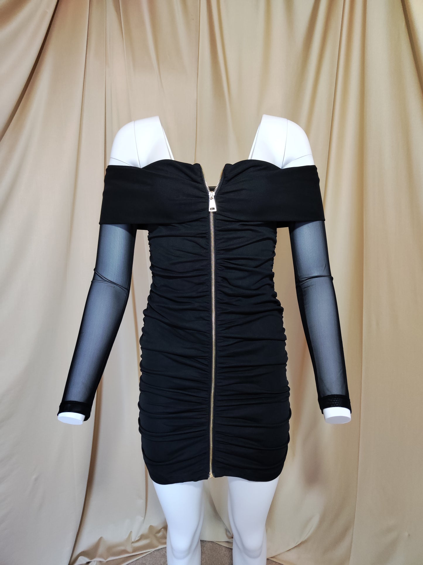 Off-shoulder crna haljina s mrežastim rukavima