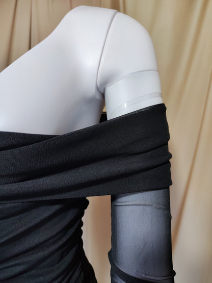Off-shoulder crna haljina s mrežastim rukavima
