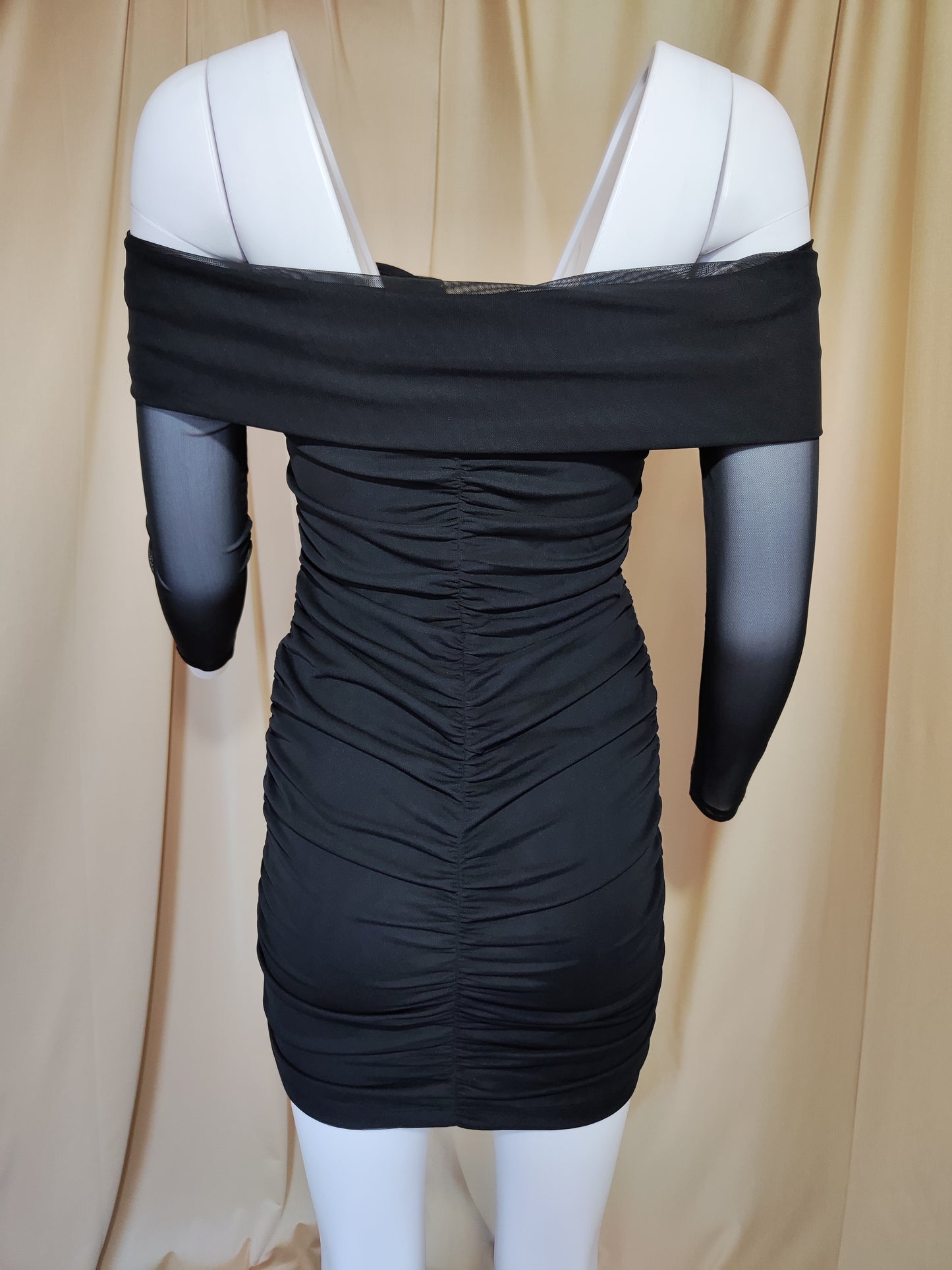 Off-shoulder crna haljina s mrežastim rukavima