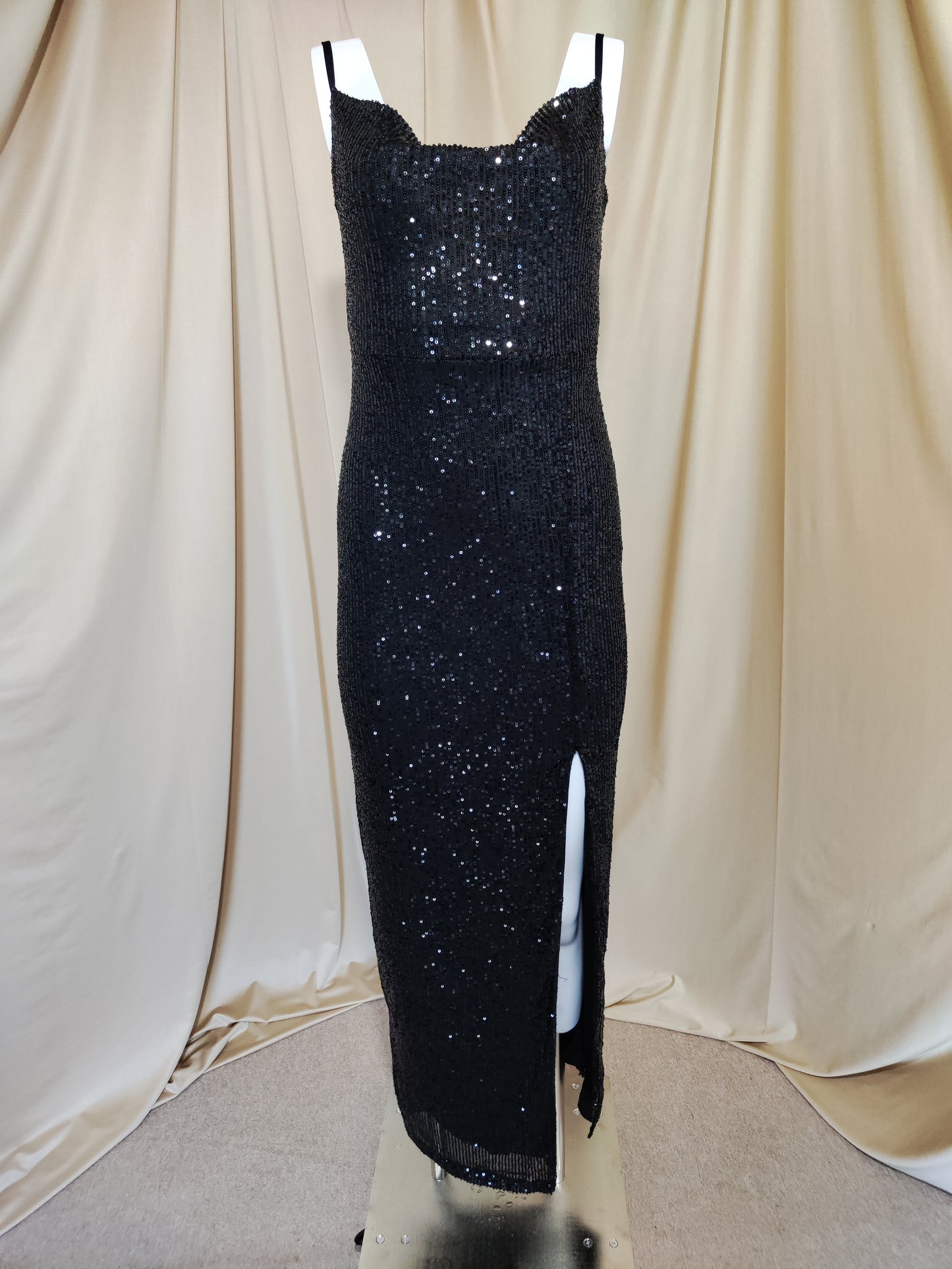 Elegantna duga haljina sa šljokicama i tankim naramenicama