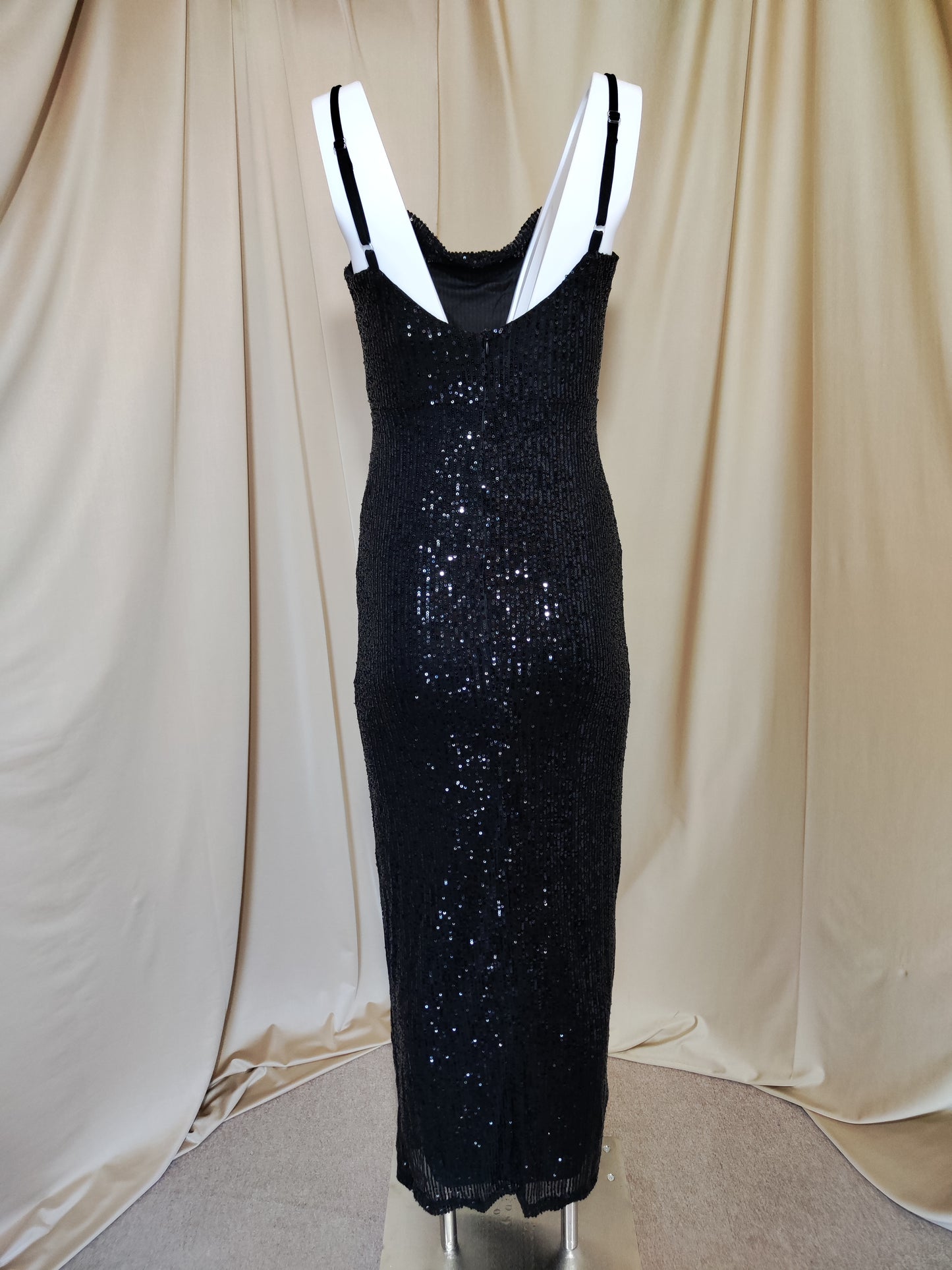 Elegantna duga haljina sa šljokicama i tankim naramenicama