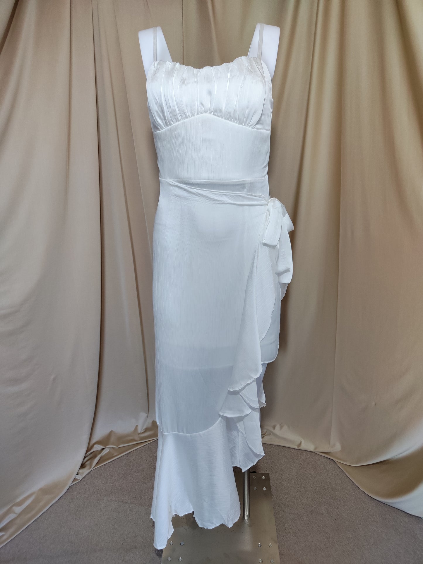 Bijela elegantna midi haljina s asimetričnim volanom