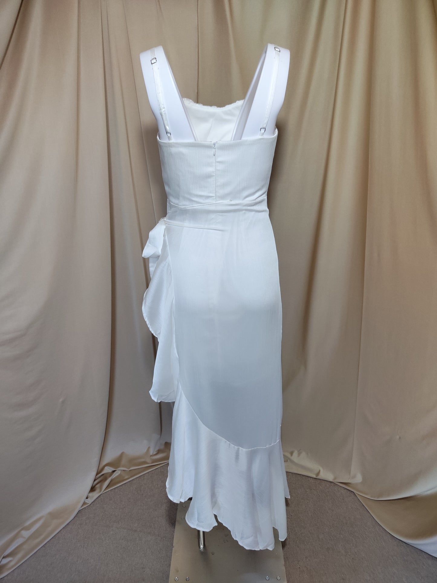 Bijela elegantna midi haljina s asimetričnim volanom