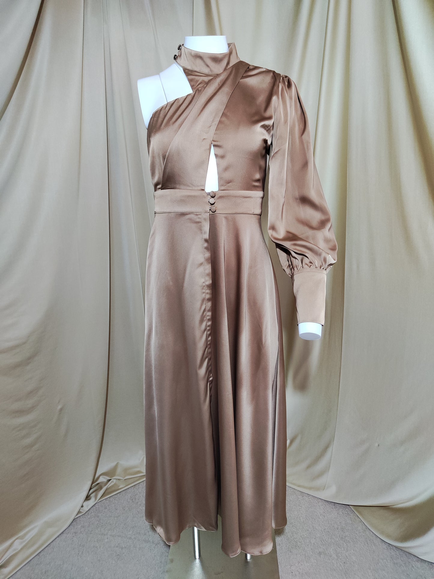 Bež satenska midi haljina s asimetričnim dizajnom