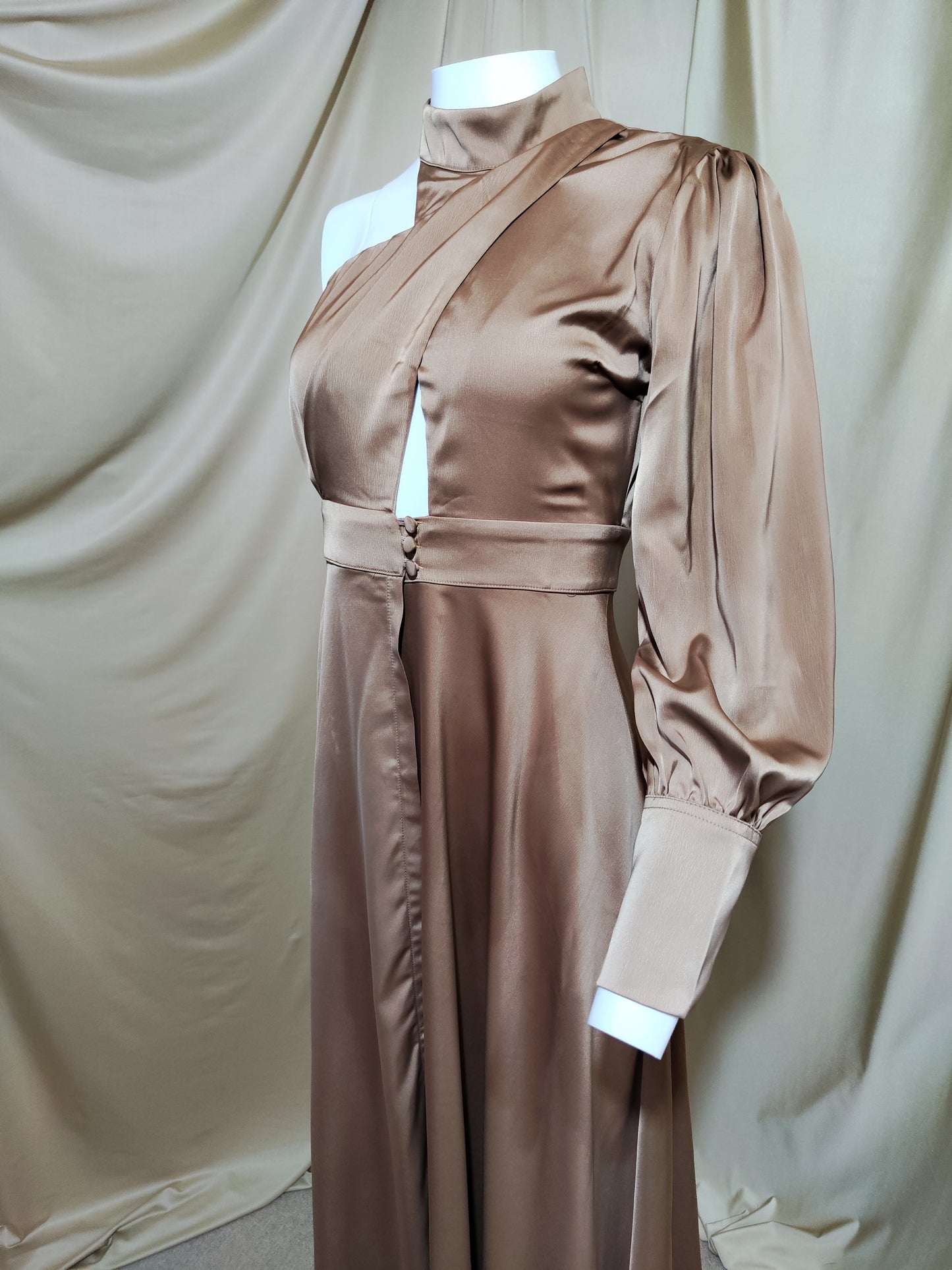 Bež satenska midi haljina s asimetričnim dizajnom