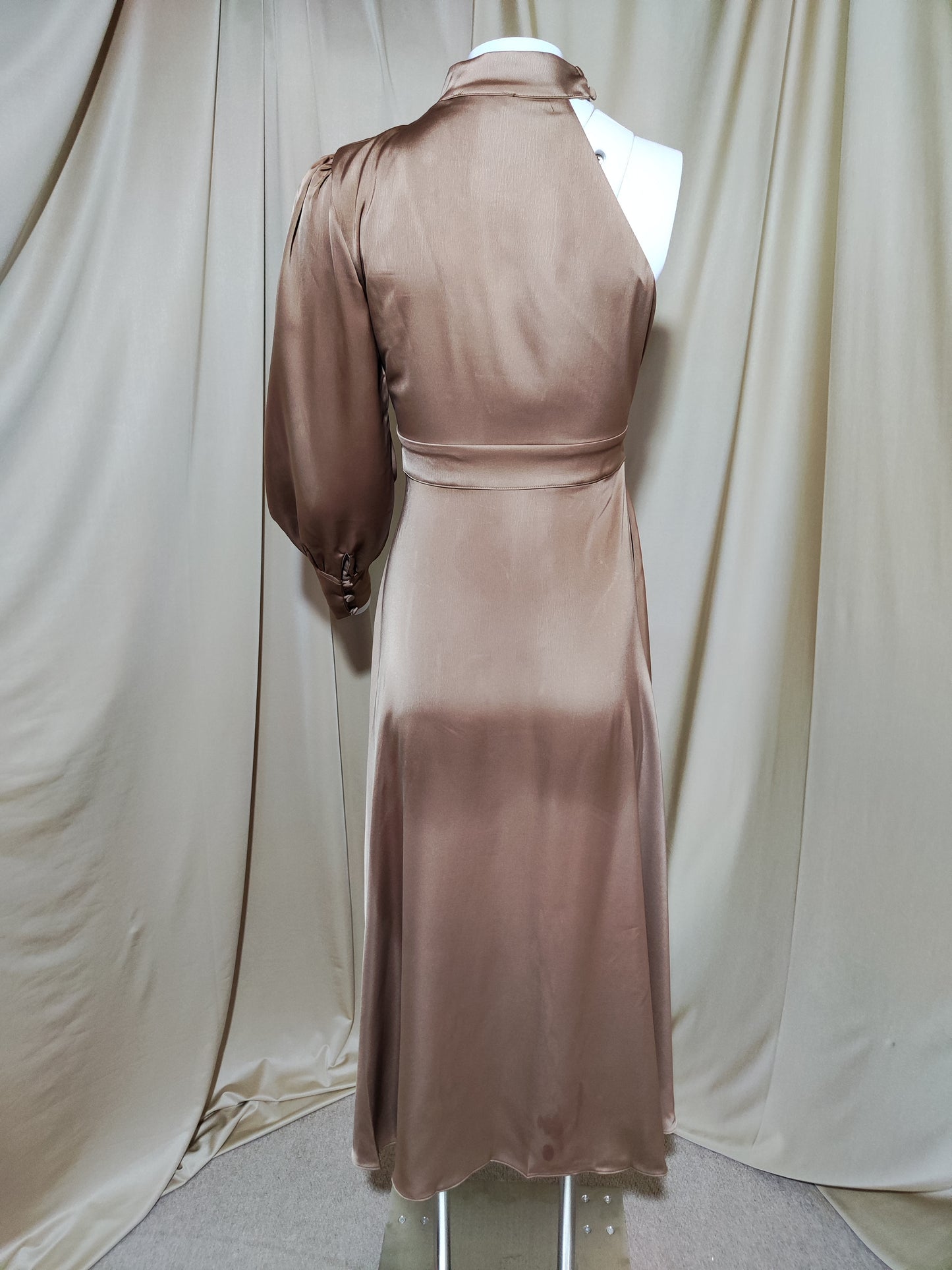 Bež satenska midi haljina s asimetričnim dizajnom