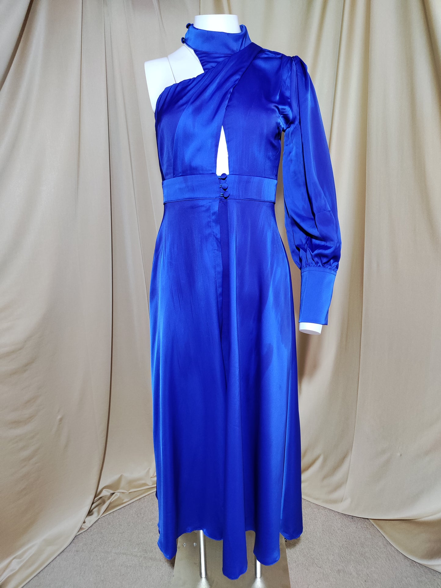 Plava satenska midi haljina s asimetričnim dizajnom