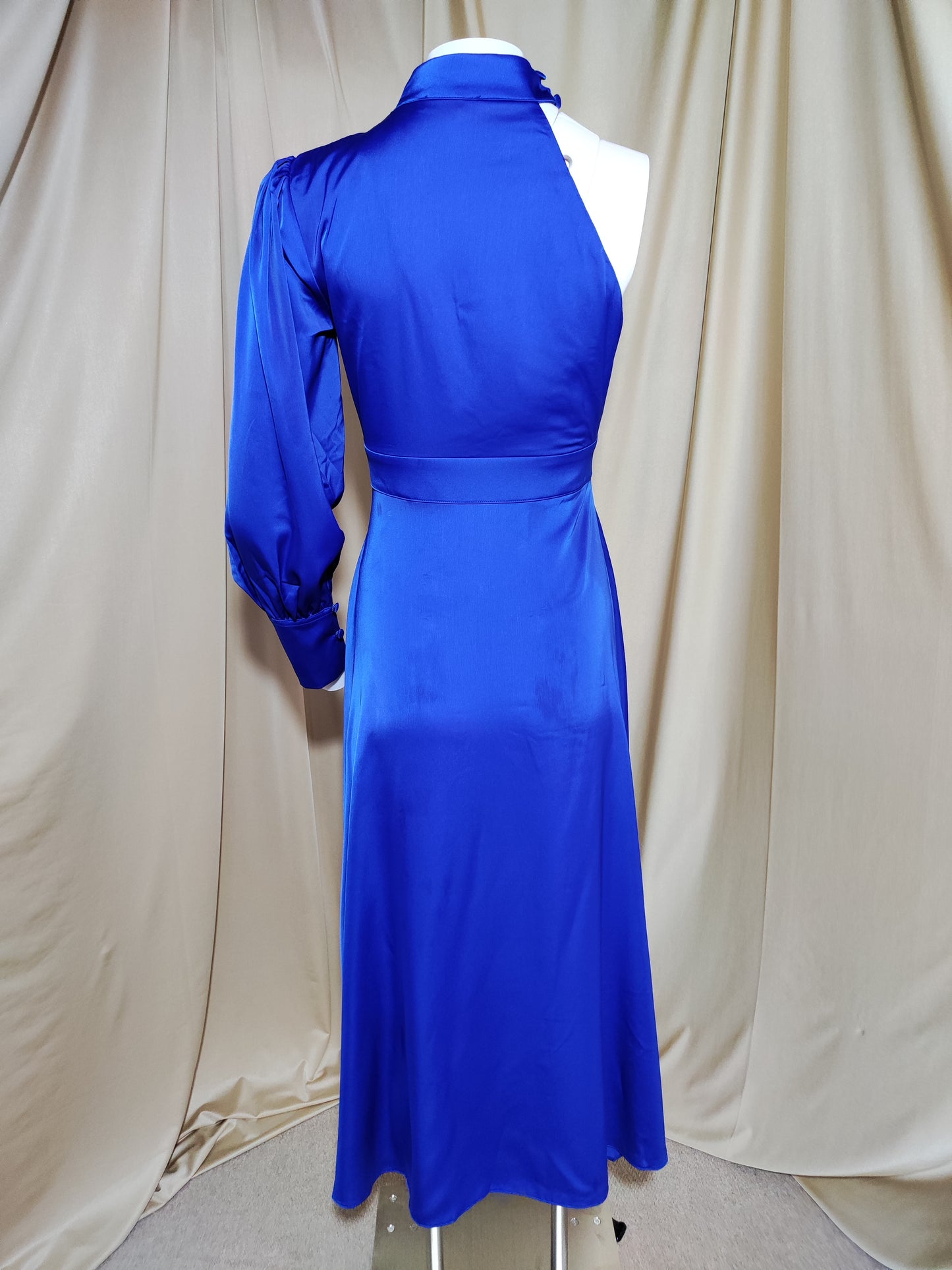 Plava satenska midi haljina s asimetričnim dizajnom