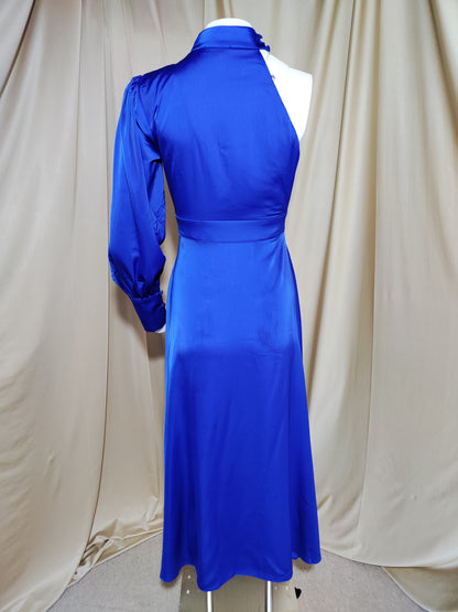 Plava satenska midi haljina s asimetričnim dizajnom