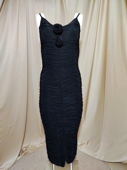 Crna uska haljina s naborima i cvjetnim detaljima