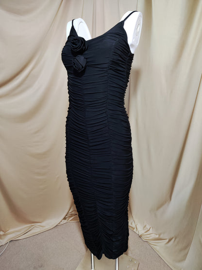 Crna uska haljina s naborima i cvjetnim detaljima