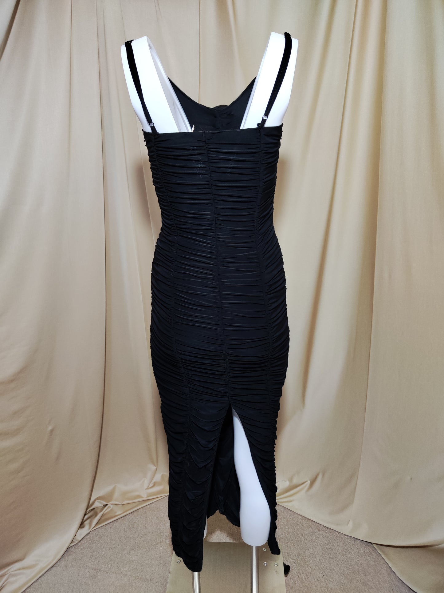 Crna uska haljina s naborima i cvjetnim detaljima