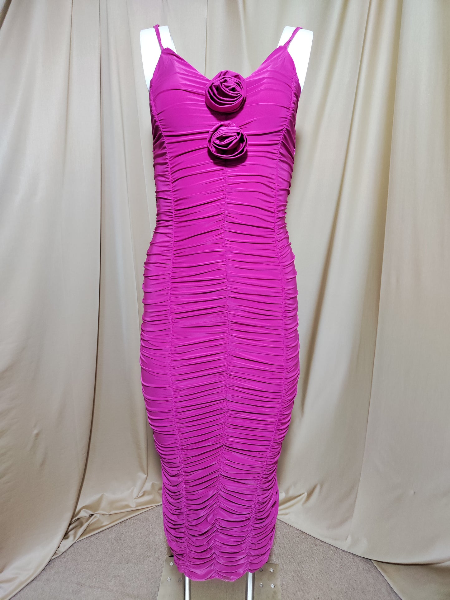 Fuksija uska haljina s naborima i cvjetnim detaljima