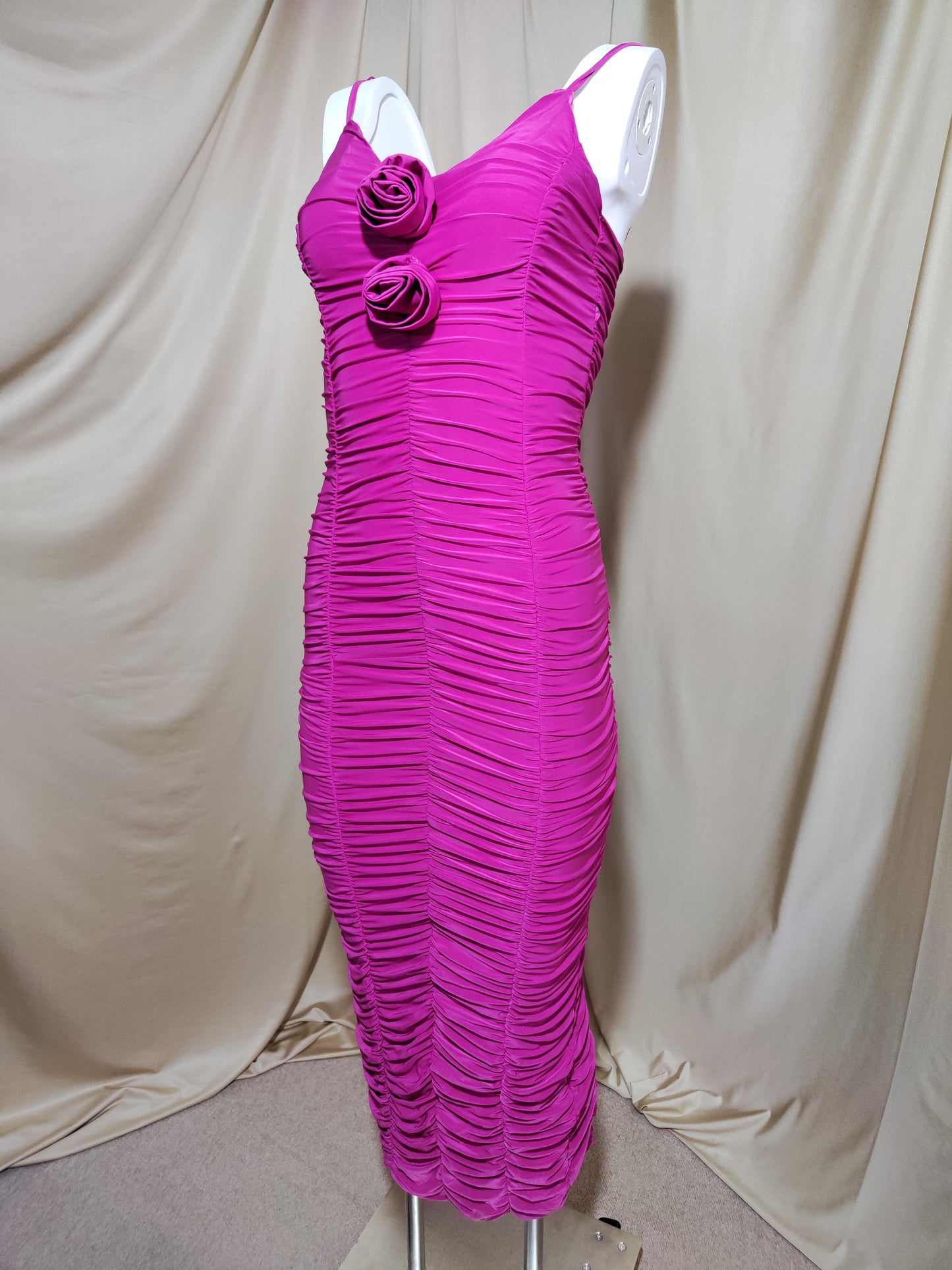 Fuksija uska haljina s naborima i cvjetnim detaljima