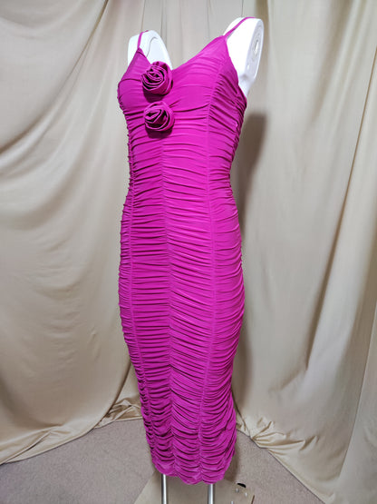 Fuksija uska haljina s naborima i cvjetnim detaljima