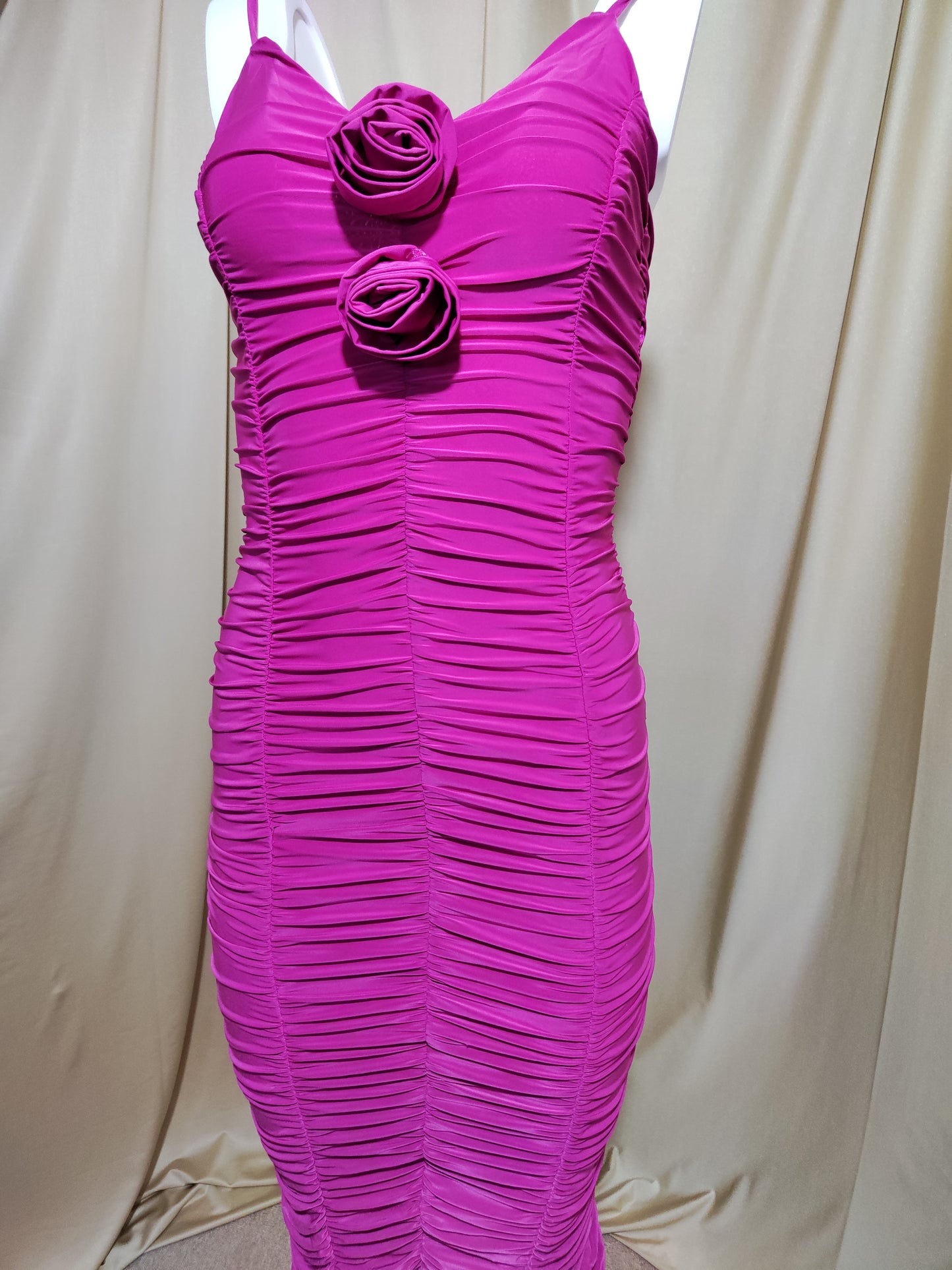 Fuksija uska haljina s naborima i cvjetnim detaljima