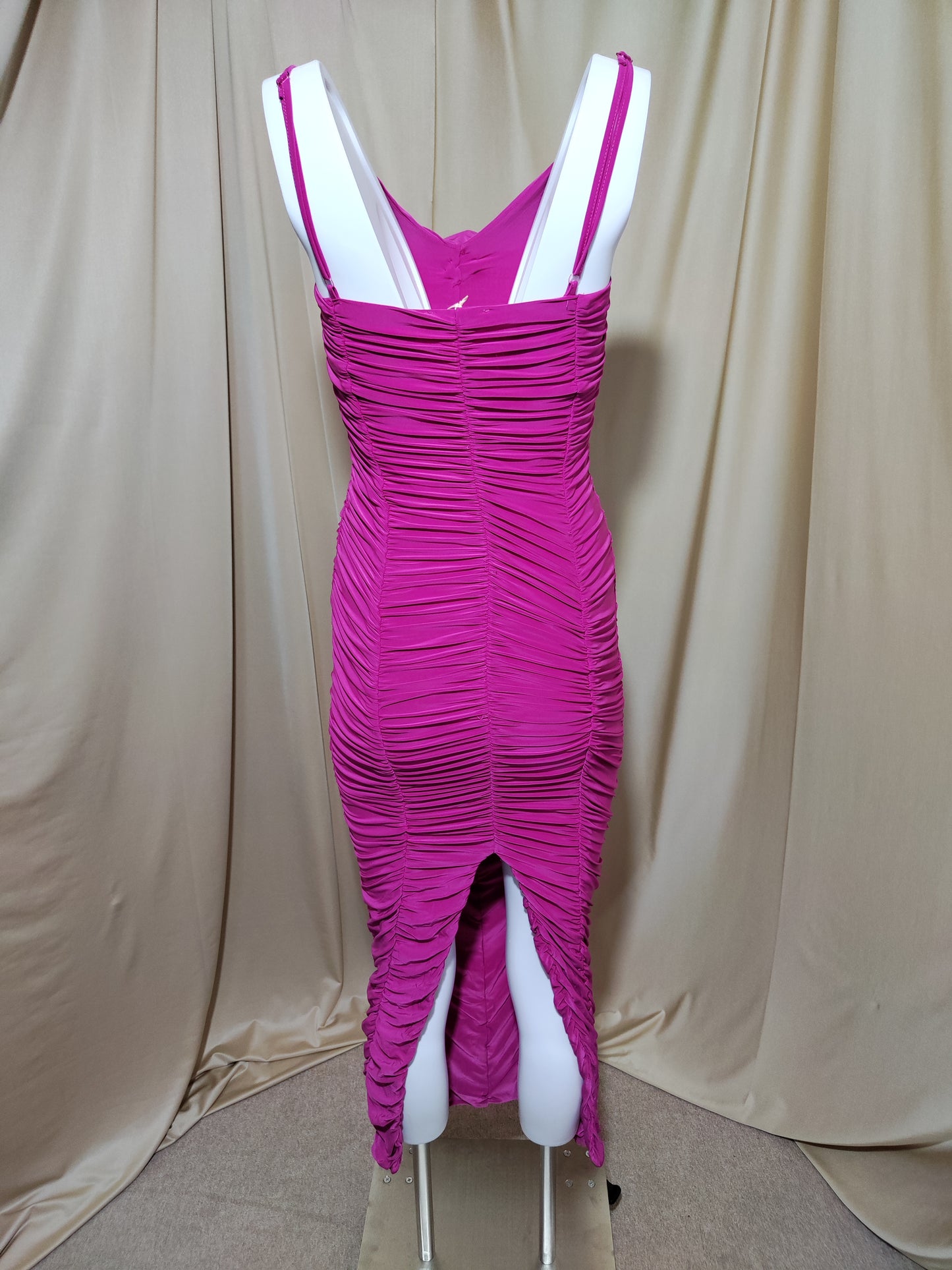 Fuksija uska haljina s naborima i cvjetnim detaljima