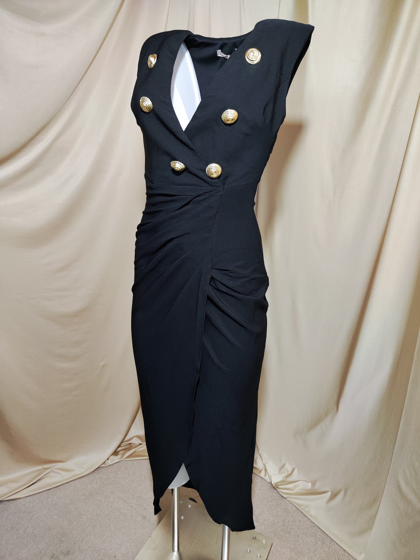 Crna midi haljina bez rukava sa zlatnim gumbima