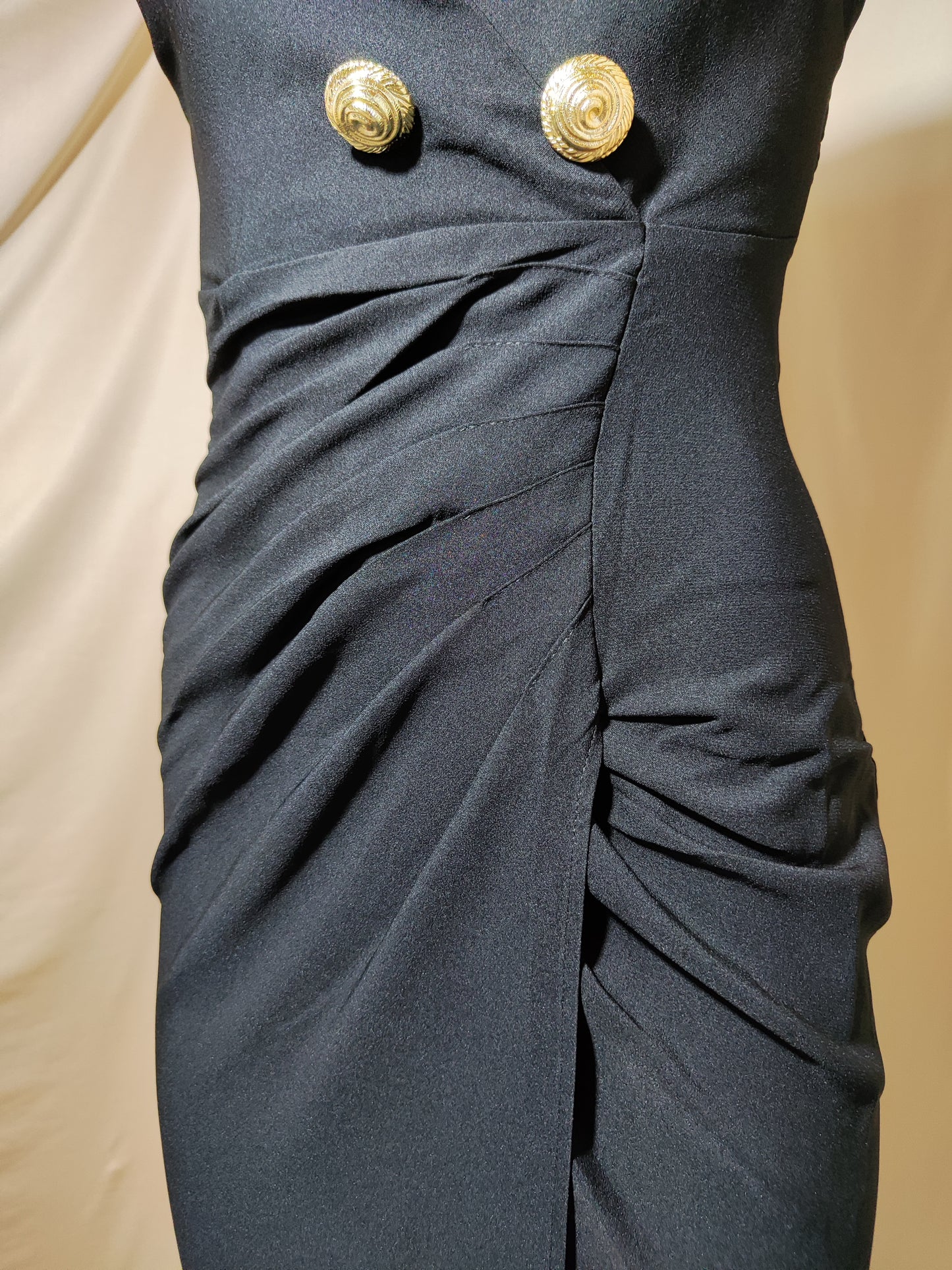 Crna midi haljina bez rukava sa zlatnim gumbima