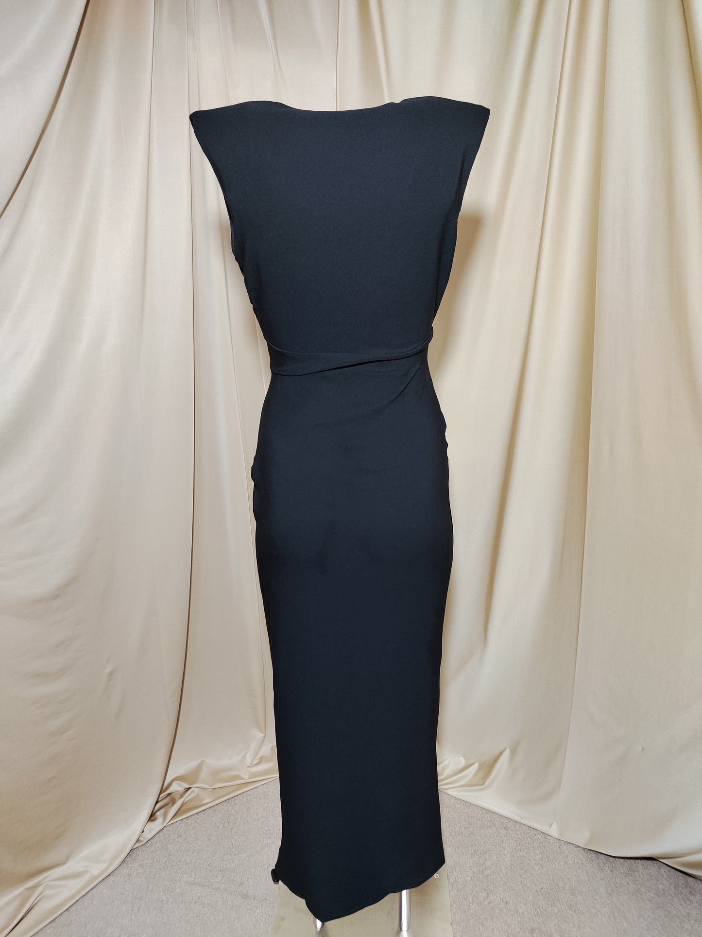 Crna midi haljina bez rukava sa zlatnim gumbima