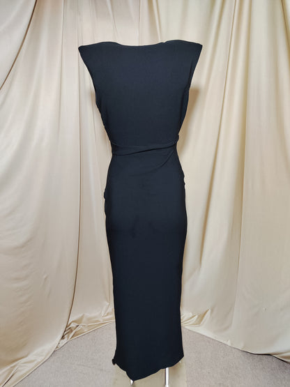 Crna midi haljina bez rukava sa zlatnim gumbima