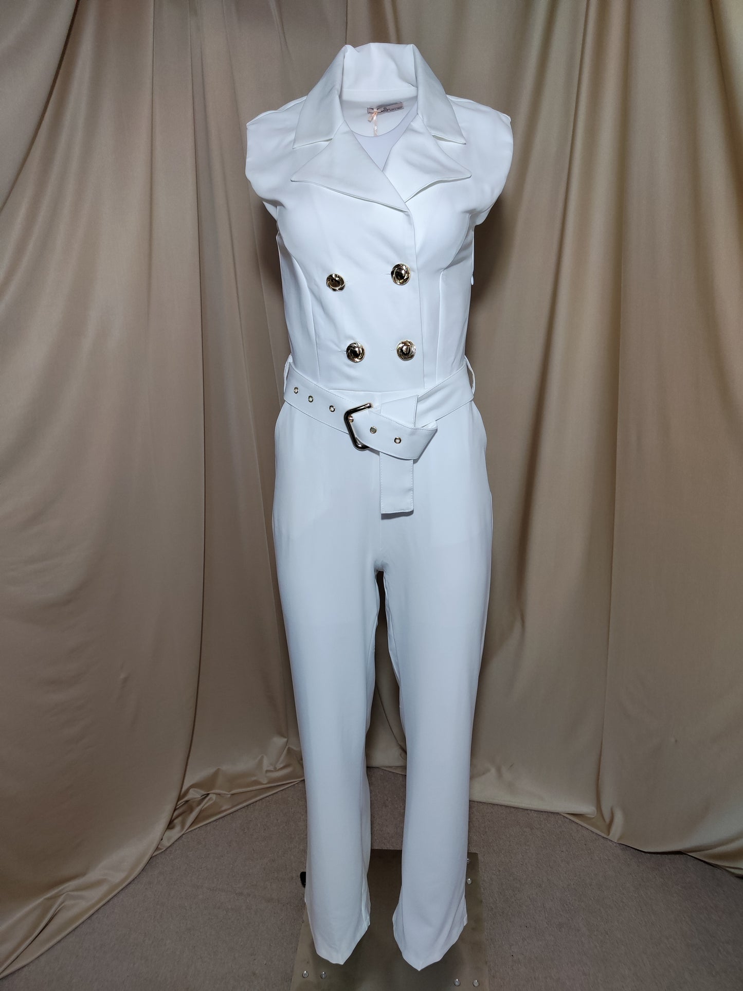 Bijeli elegantni kombinezon bez rukava sa zlatnim gumbima