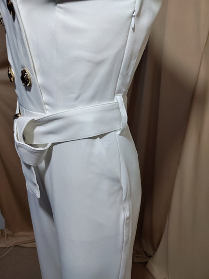 Bijeli elegantni kombinezon bez rukava sa zlatnim gumbima